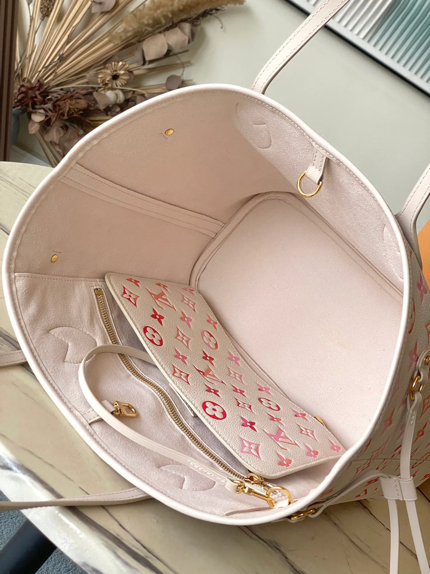 💰1180 (top layer leather) top original order M47080 This Neverfull medium tote bag is made of Monogram Empreinte Sunrise Aquarelle leather. The Monogram embossing is dyed with a happy gradient tone using printing technology, and then silk screen technology is used to incorporate a sophisticated luster like morning dew. Dimensions: 31 × 28 × 14 cm