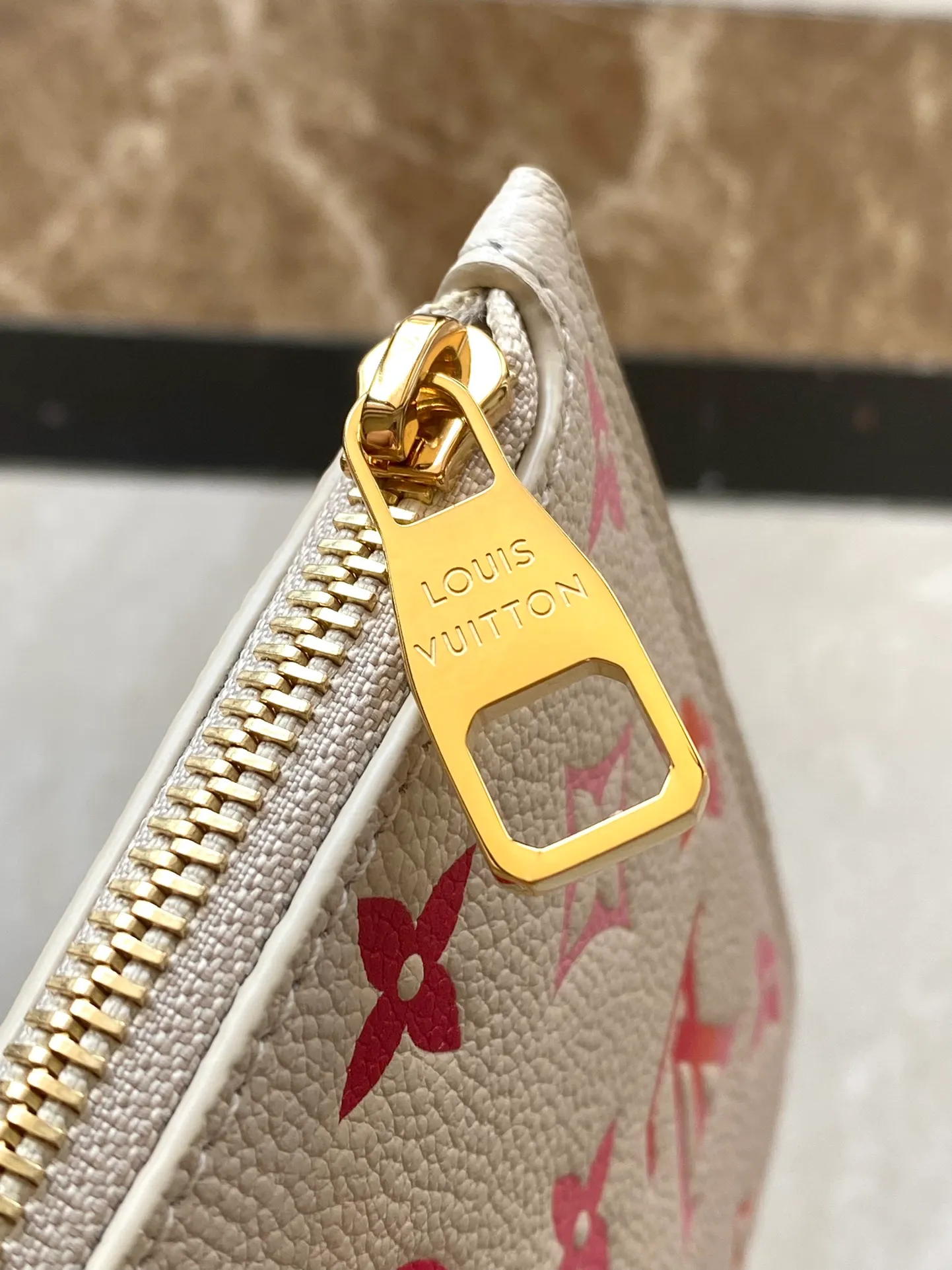 💰1180 (top layer leather) top original order M47080 This Neverfull medium tote bag is made of Monogram Empreinte Sunrise Aquarelle leather. The Monogram embossing is dyed with a happy gradient tone using printing technology, and then silk screen technology is used to incorporate a sophisticated luster like morning dew. Dimensions: 31 × 28 × 14 cm