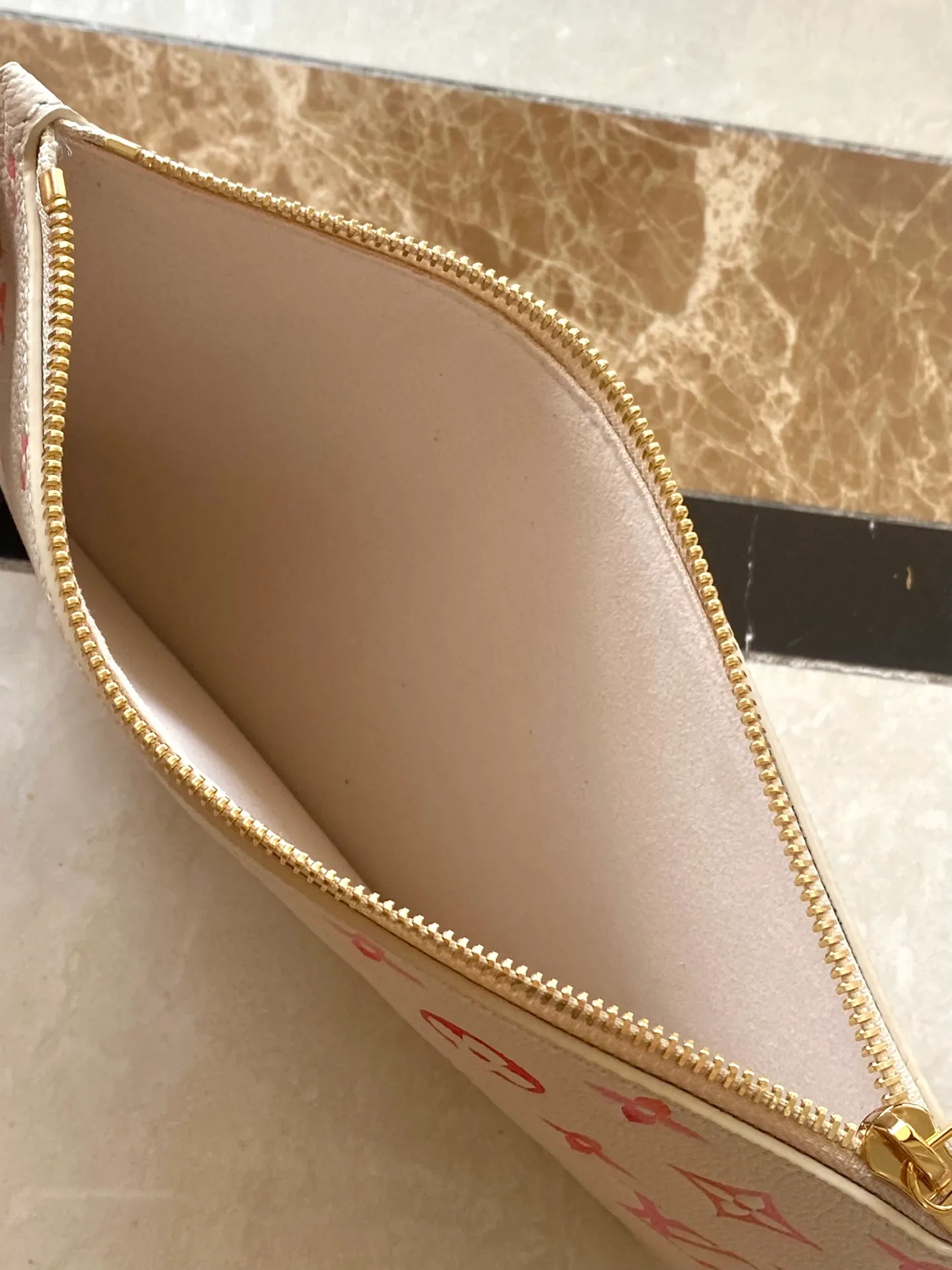 💰1180 (top layer leather) top original order M47080 This Neverfull medium tote bag is made of Monogram Empreinte Sunrise Aquarelle leather. The Monogram embossing is dyed with a happy gradient tone using printing technology, and then silk screen technology is used to incorporate a sophisticated luster like morning dew. Dimensions: 31 × 28 × 14 cm