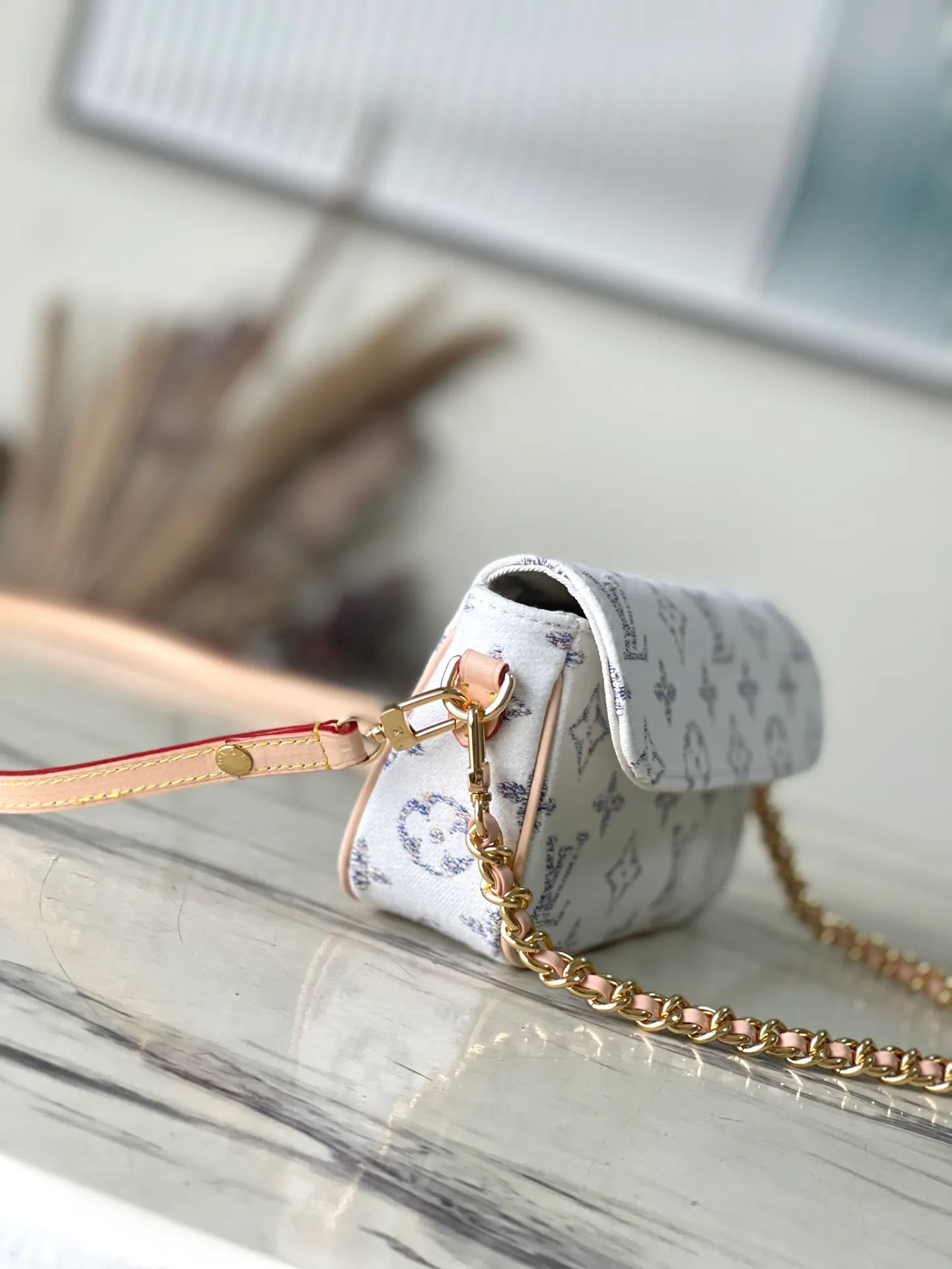 💰900 Top Original Order M83499 This Wallet on Chain Ivy handbag opens with a magnetic flap and has a rounded rectangular body, presenting a modern interpretation of a mini handbag. Monogram jacquard fabric traces the texture of tweed and is offset by leather trim. The adjustable leather shoulder strap and lace-up chain are both removable, allowing for a variety of styling possibilities. Dimensions: 23.5 x 12 x 4.3 cm (length x height x width)