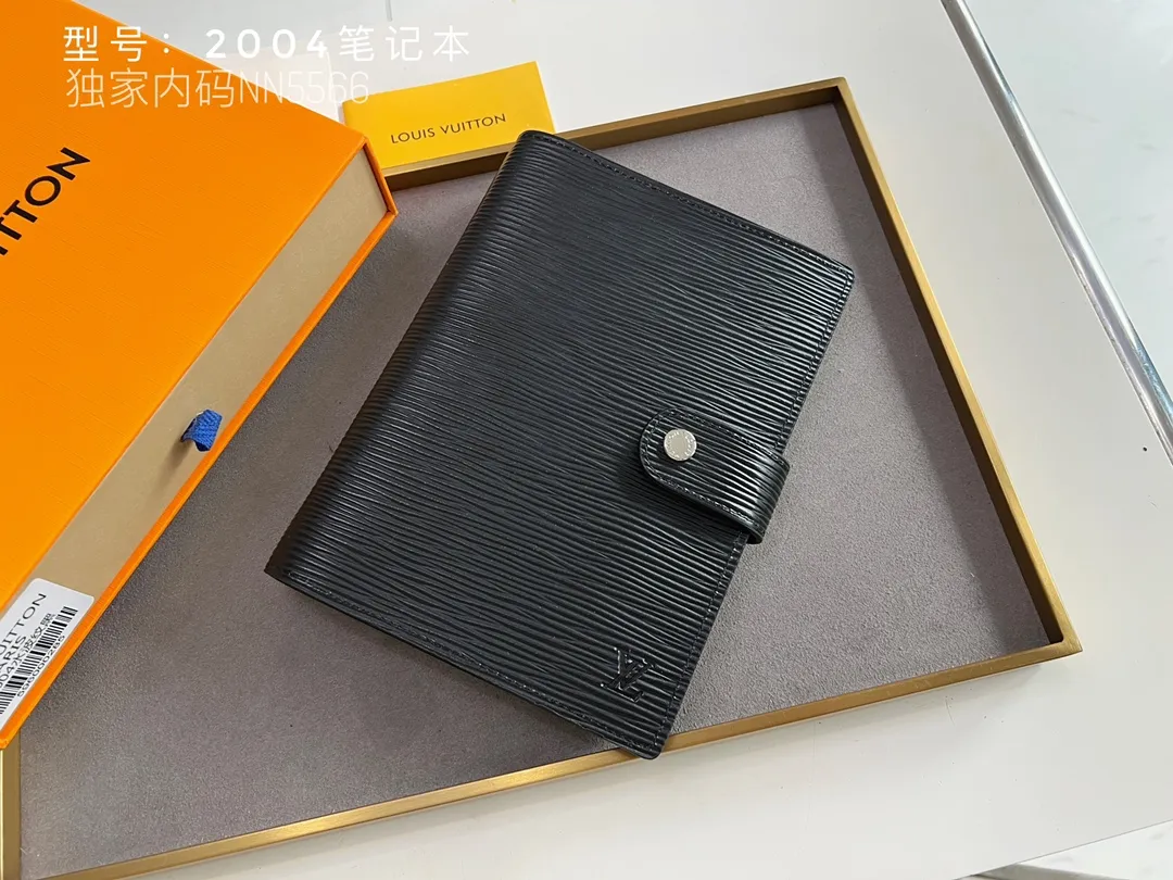 💰140 Top Original 💎 Latest Date 📅 Notepad This small notepad cover is made of Monogram canvas and can hold three credit cards. It can also be used as an address book, notebook or calendar. Epi leather is delicately embossed with LV initials and is lined with intertwined textured leather - Push-button closure - Six-ring binder with three rings in a set, six credit card slots and two internal compartments - Notepad insert available separately. Model: 2004 Size: 14x8cm