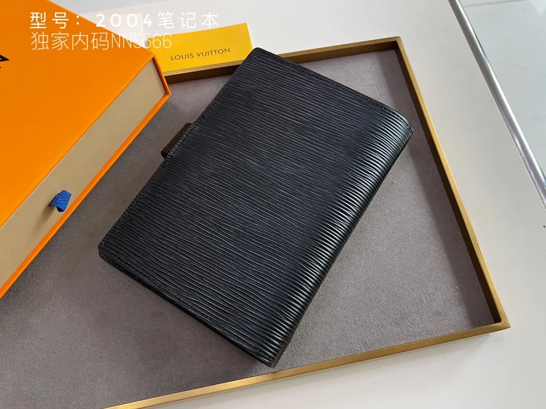 💰140 Top Original 💎 Latest Date 📅 Notepad This small notepad cover is made of Monogram canvas and can hold three credit cards. It can also be used as an address book, notebook or calendar. Epi leather is delicately embossed with LV initials and is lined with intertwined textured leather - Push-button closure - Six-ring binder with three rings in a set, six credit card slots and two internal compartments - Notepad insert available separately. Model: 2004 Size: 14x8cm