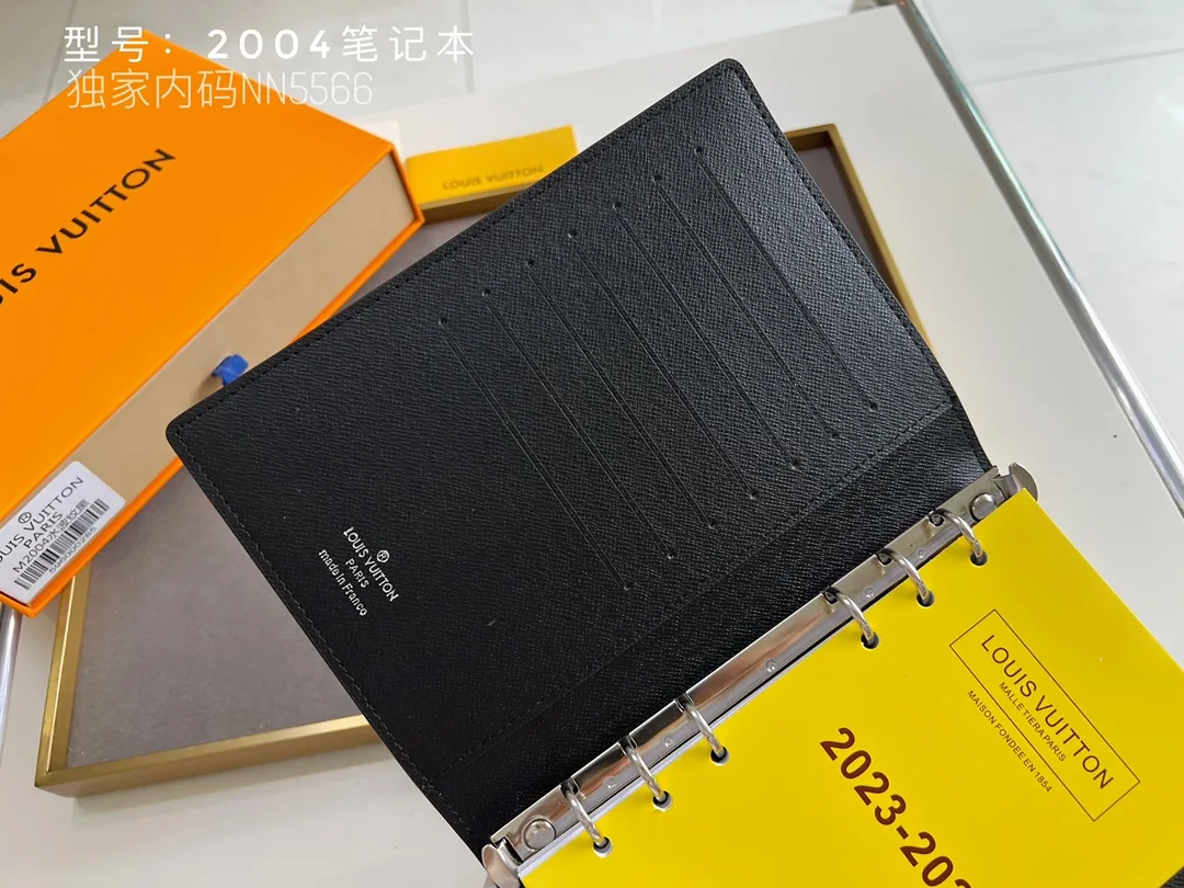 💰140 Top Original 💎 Latest Date 📅 Notepad This small notepad cover is made of Monogram canvas and can hold three credit cards. It can also be used as an address book, notebook or calendar. Epi leather is delicately embossed with LV initials and is lined with intertwined textured leather - Push-button closure - Six-ring binder with three rings in a set, six credit card slots and two internal compartments - Notepad insert available separately. Model: 2004 Size: 14x8cm