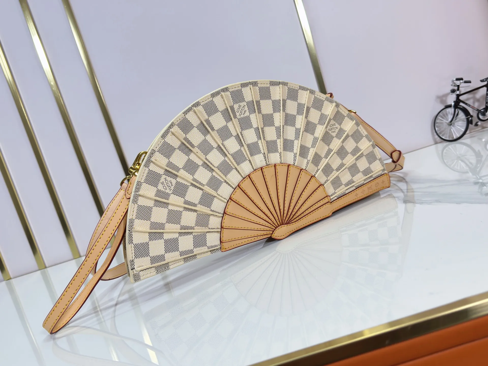 P400 upgrades the original M14804 LV Fan handbag, which is made of Monogram canvas. It debuts on the 2025 spring and summer show with a unique design, making it a collector's choice. The leather is embellished with Monogram floral details and can be carried by hand or on the shoulder.  Dimensions: 𝟑𝟕.𝟎 𝐱 𝟏𝟗.𝟎 𝐱 𝟔.𝟎 cm (Length 𝐱 Height 𝐱 Width)