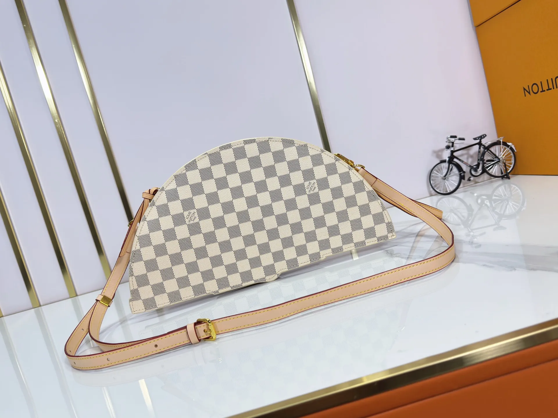 P400 upgrades the original M14804 LV Fan handbag, which is made of Monogram canvas. It debuts on the 2025 spring and summer show with a unique design, making it a collector's choice. The leather is embellished with Monogram floral details and can be carried by hand or on the shoulder.  Dimensions: 𝟑𝟕.𝟎 𝐱 𝟏𝟗.𝟎 𝐱 𝟔.𝟎 cm (Length 𝐱 Height 𝐱 Width)