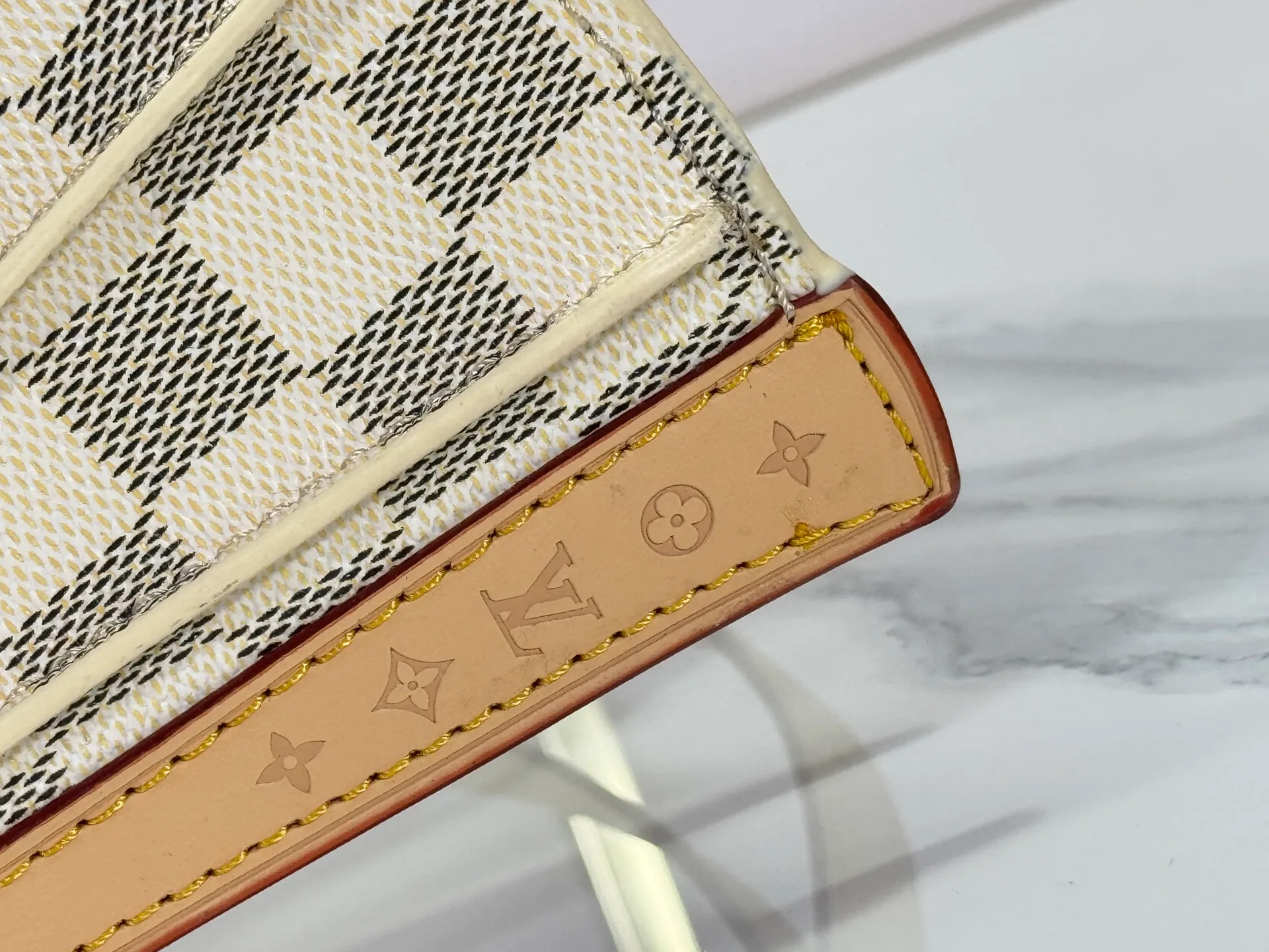 P400 upgrades the original M14804 LV Fan handbag, which is made of Monogram canvas. It debuts on the 2025 spring and summer show with a unique design, making it a collector's choice. The leather is embellished with Monogram floral details and can be carried by hand or on the shoulder.  Dimensions: 𝟑𝟕.𝟎 𝐱 𝟏𝟗.𝟎 𝐱 𝟔.𝟎 cm (Length 𝐱 Height 𝐱 Width)