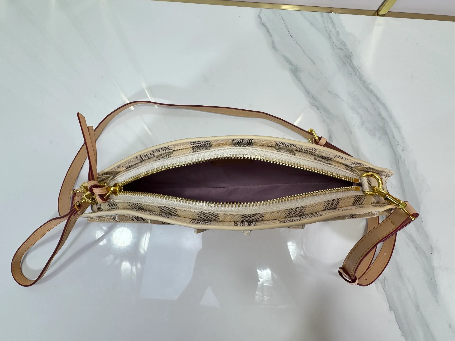 P400 upgrades the original M14804 LV Fan handbag, which is made of Monogram canvas. It debuts on the 2025 spring and summer show with a unique design, making it a collector's choice. The leather is embellished with Monogram floral details and can be carried by hand or on the shoulder.  Dimensions: 𝟑𝟕.𝟎 𝐱 𝟏𝟗.𝟎 𝐱 𝟔.𝟎 cm (Length 𝐱 Height 𝐱 Width)