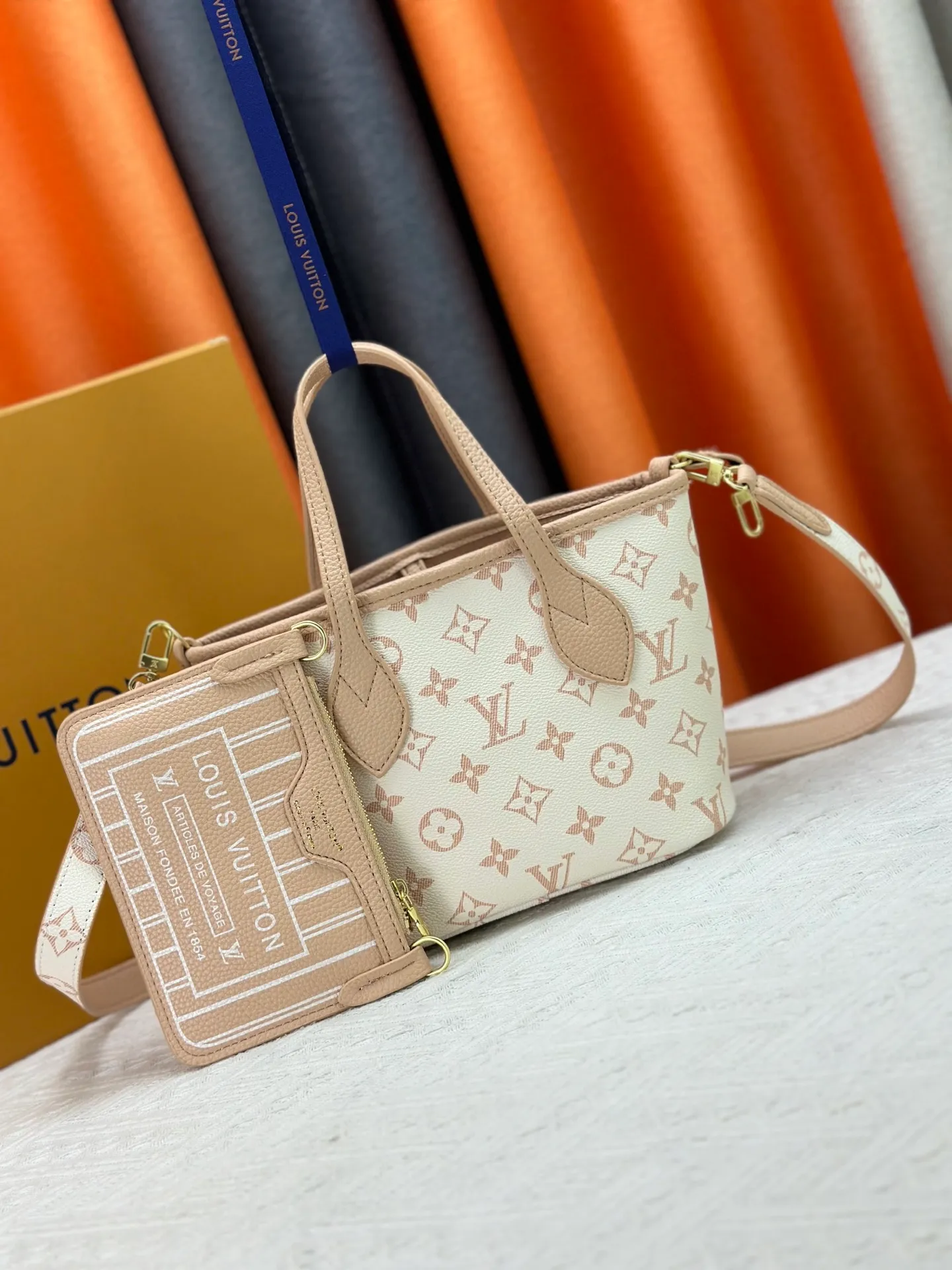 P240 M12099 Upgraded original Neverfull Bandouliere Inside Out BB handbag is a double-sided version of the classic design this season, with the front and back decorated with iconic Monogram canvas and grained leather. The removable zipper bag can be used alone or hung externally. The detachable shoulder strap makes it easy to wear cross-body, and the dazzling metal hardware adds a sophisticated detail. Dimensions: 24 × 14 × 9 cm