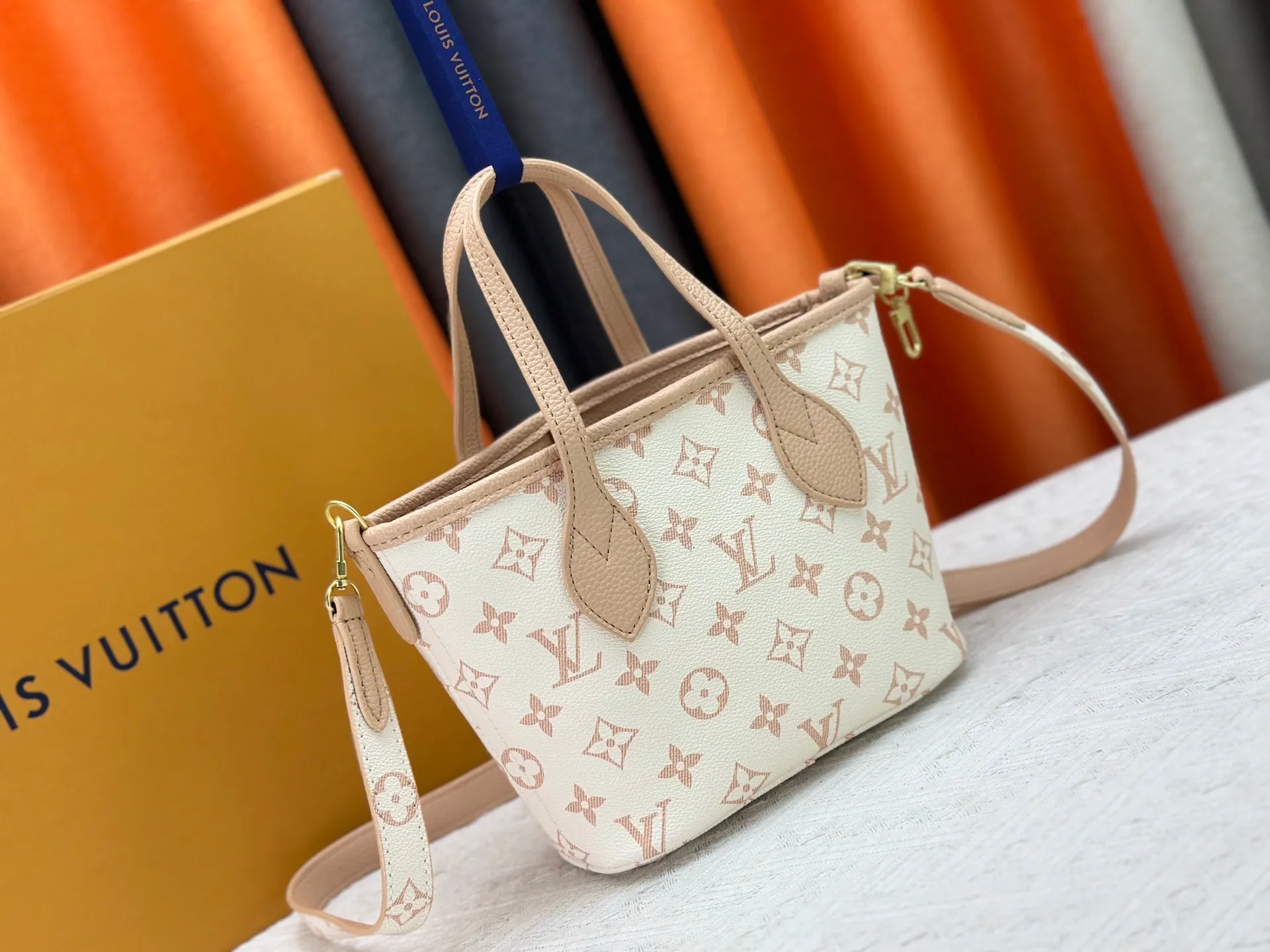 P240 M12099 Upgraded original Neverfull Bandouliere Inside Out BB handbag is a double-sided version of the classic design this season, with the front and back decorated with iconic Monogram canvas and grained leather. The removable zipper bag can be used alone or hung externally. The detachable shoulder strap makes it easy to wear cross-body, and the dazzling metal hardware adds a sophisticated detail. Dimensions: 24 × 14 × 9 cm
