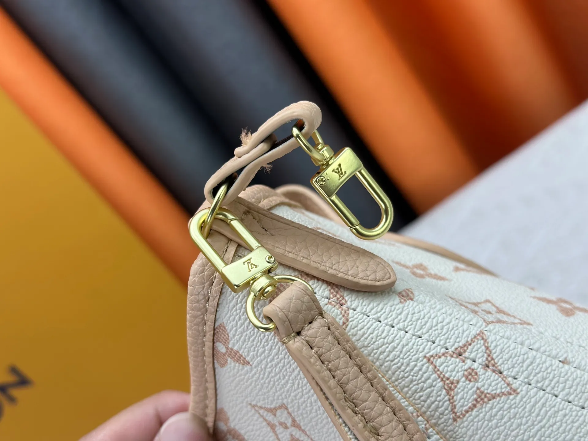 P240 M12099 Upgraded original Neverfull Bandouliere Inside Out BB handbag is a double-sided version of the classic design this season, with the front and back decorated with iconic Monogram canvas and grained leather. The removable zipper bag can be used alone or hung externally. The detachable shoulder strap makes it easy to wear cross-body, and the dazzling metal hardware adds a sophisticated detail. Dimensions: 24 × 14 × 9 cm