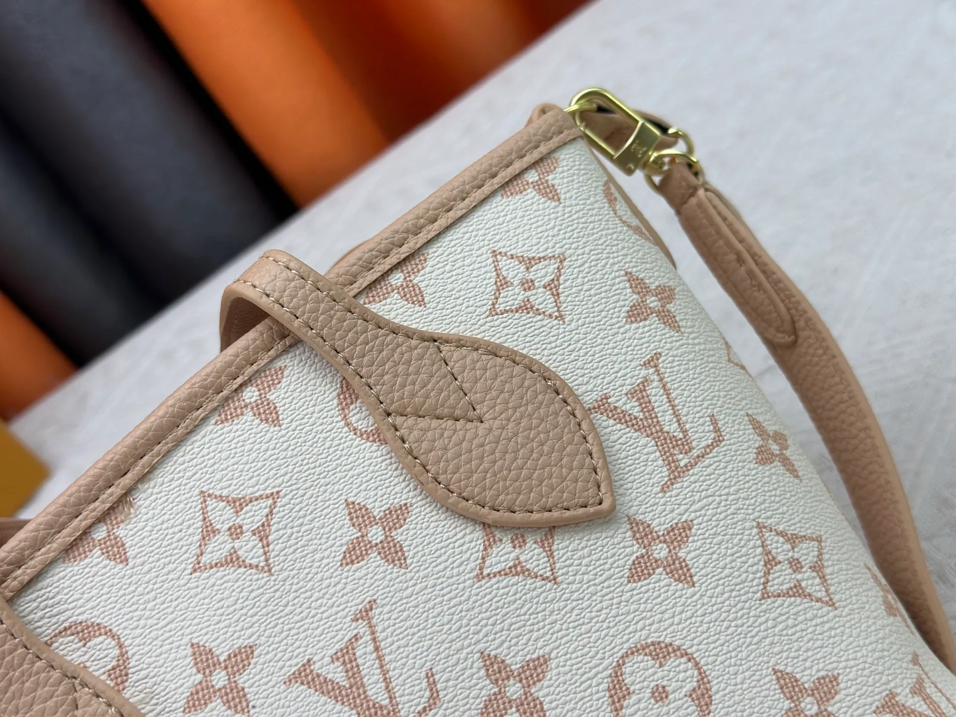 P240 M12099 Upgraded original Neverfull Bandouliere Inside Out BB handbag is a double-sided version of the classic design this season, with the front and back decorated with iconic Monogram canvas and grained leather. The removable zipper bag can be used alone or hung externally. The detachable shoulder strap makes it easy to wear cross-body, and the dazzling metal hardware adds a sophisticated detail. Dimensions: 24 × 14 × 9 cm