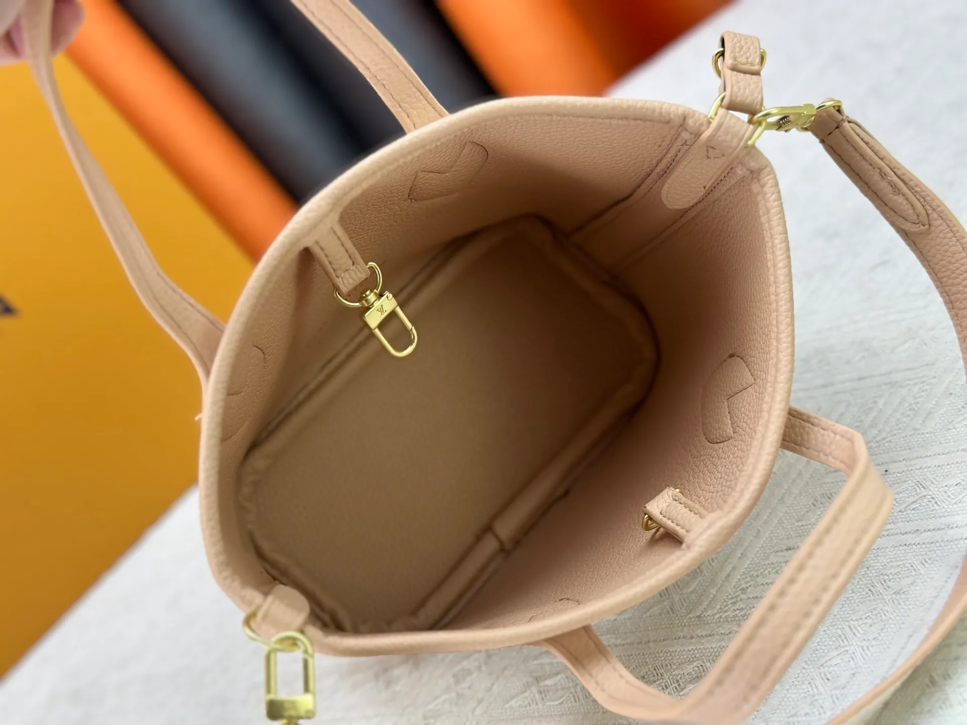P240 M12099 Upgraded original Neverfull Bandouliere Inside Out BB handbag is a double-sided version of the classic design this season, with the front and back decorated with iconic Monogram canvas and grained leather. The removable zipper bag can be used alone or hung externally. The detachable shoulder strap makes it easy to wear cross-body, and the dazzling metal hardware adds a sophisticated detail. Dimensions: 24 × 14 × 9 cm