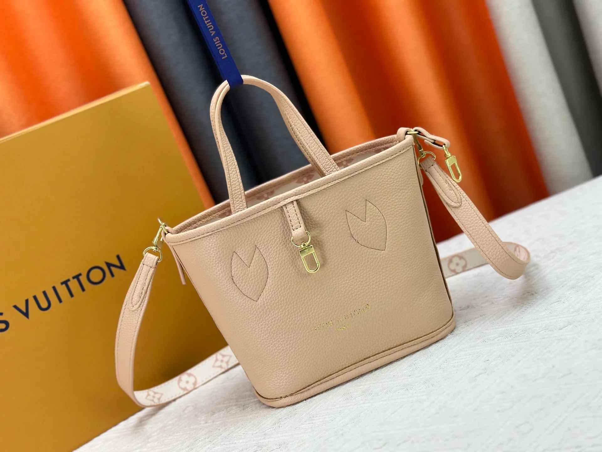 P240 M12099 Upgraded original Neverfull Bandouliere Inside Out BB handbag is a double-sided version of the classic design this season, with the front and back decorated with iconic Monogram canvas and grained leather. The removable zipper bag can be used alone or hung externally. The detachable shoulder strap makes it easy to wear cross-body, and the dazzling metal hardware adds a sophisticated detail. Dimensions: 24 × 14 × 9 cm
