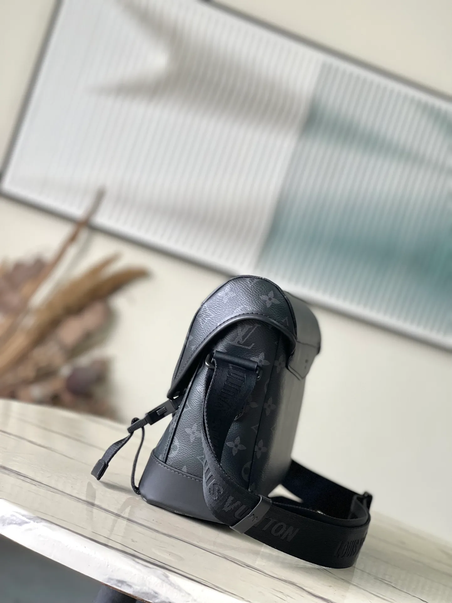 💰1080 Top Original Order M25121 Black Flower This Voyager small messenger bag is made of Monogram Shadow cow leather, inspired by retro school bags. The new LV buckle brings a convenient experience, the adjustable shoulder strap allows for comfortable carrying, and there is ample space to store tablets, chargers, notepads and other daily needs. Dimensions: 33 × 22.5 × 11 cm