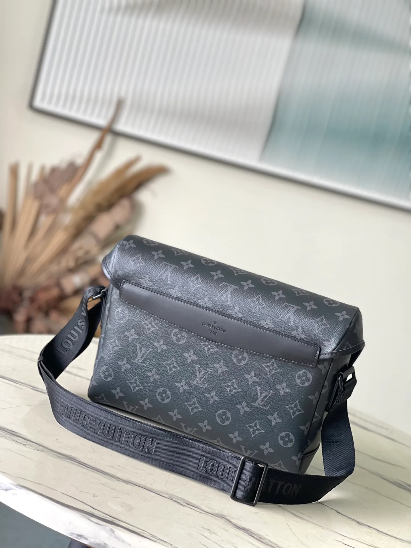 💰1080 Top Original Order M25121 Black Flower This Voyager small messenger bag is made of Monogram Shadow cow leather, inspired by retro school bags. The new LV buckle brings a convenient experience, the adjustable shoulder strap allows for comfortable carrying, and there is ample space to store tablets, chargers, notepads and other daily needs. Dimensions: 33 × 22.5 × 11 cm