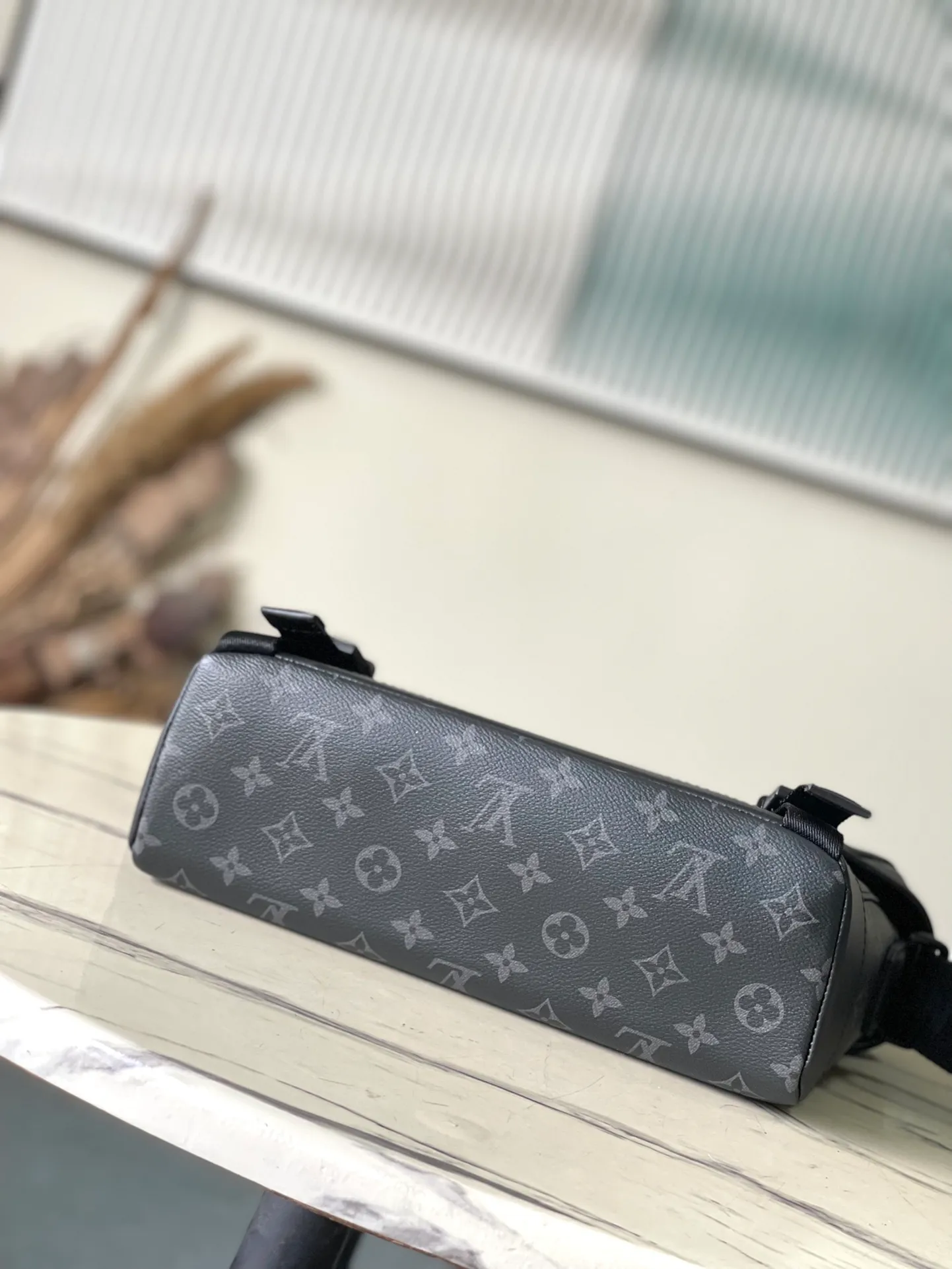 💰1080 Top Original Order M25121 Black Flower This Voyager small messenger bag is made of Monogram Shadow cow leather, inspired by retro school bags. The new LV buckle brings a convenient experience, the adjustable shoulder strap allows for comfortable carrying, and there is ample space to store tablets, chargers, notepads and other daily needs. Dimensions: 33 × 22.5 × 11 cm