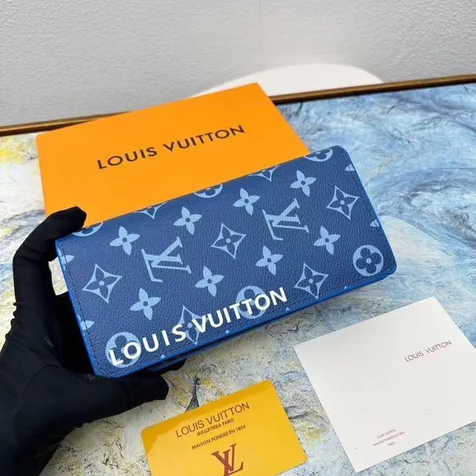 P130💰This style of suit clip M82790 splicing 62665 new style, Monogram canvas and iconic Monogram pattern lining. The vertical Louis Vuitton logo is embellished on it, and the card slot and banknote compartment provide ample space.