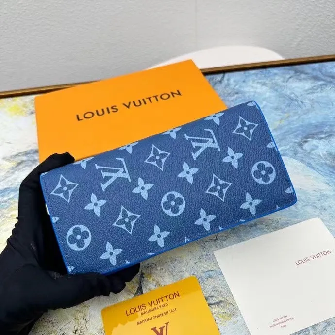 P130💰This style of suit clip M82790 splicing 62665 new style, Monogram canvas and iconic Monogram pattern lining. The vertical Louis Vuitton logo is embellished on it, and the card slot and banknote compartment provide ample space.
