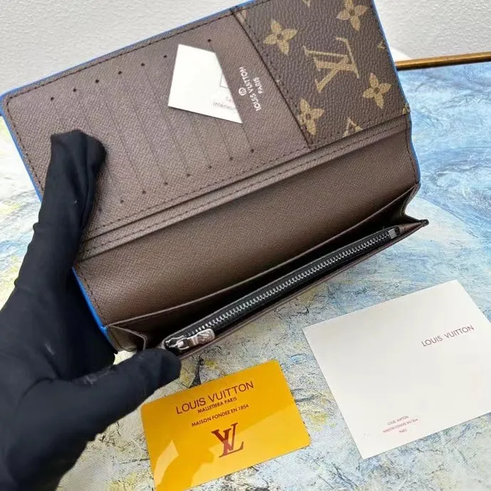 P130💰This style of suit clip M82790 splicing 62665 new style, Monogram canvas and iconic Monogram pattern lining. The vertical Louis Vuitton logo is embellished on it, and the card slot and banknote compartment provide ample space.