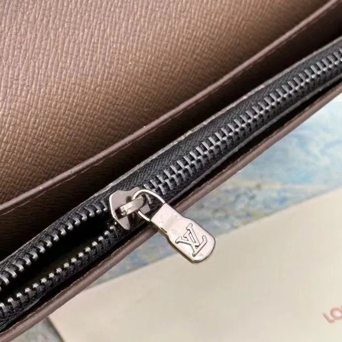 P130💰This style of suit clip M82790 splicing 62665 new style, Monogram canvas and iconic Monogram pattern lining. The vertical Louis Vuitton logo is embellished on it, and the card slot and banknote compartment provide ample space.