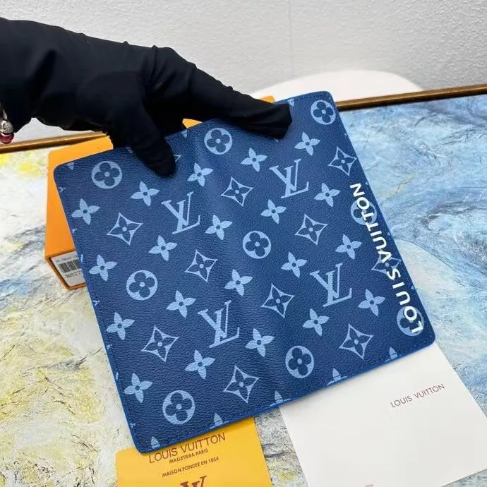 P130💰This style of suit clip M82790 splicing 62665 new style, Monogram canvas and iconic Monogram pattern lining. The vertical Louis Vuitton logo is embellished on it, and the card slot and banknote compartment provide ample space.