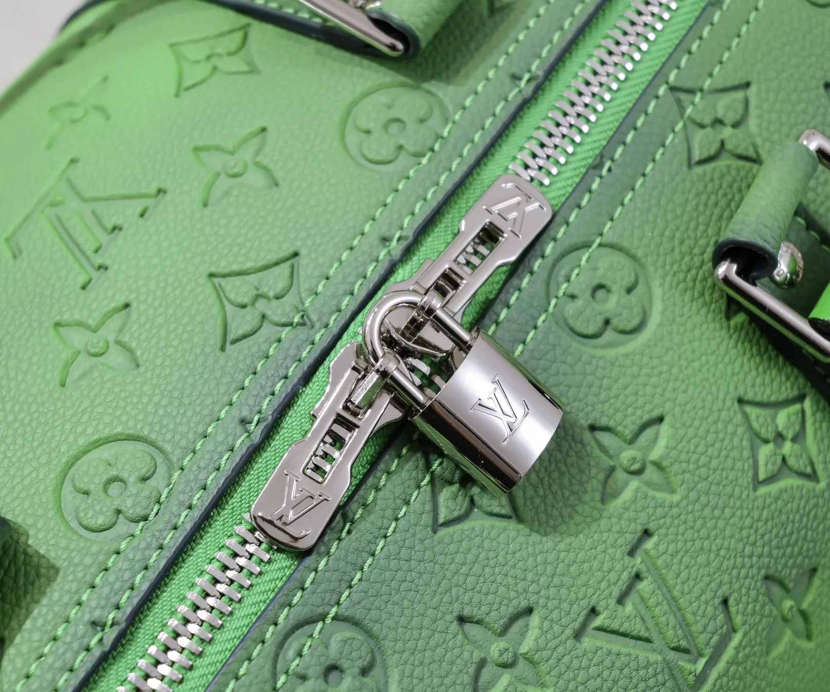 Batch 460💰Louis Vuitton launched the Keepall soft travel bag series in the 1930s. This time, it was transformed into a sophisticated design by Virgil Abloh, bursting with bright colors and high energy. The fluorescent hue of Taurillon Illusion leather gives the classic Monogram embossing a new twist. Detailed features Model number 59712 41416 50 x 29 x 23 cm (length x height x width) Taurillon leather Textile lining Cow leather trim Metal hardware Zip closure Internal zip pocket Generous capacity Removable name tag Handles: Double handles