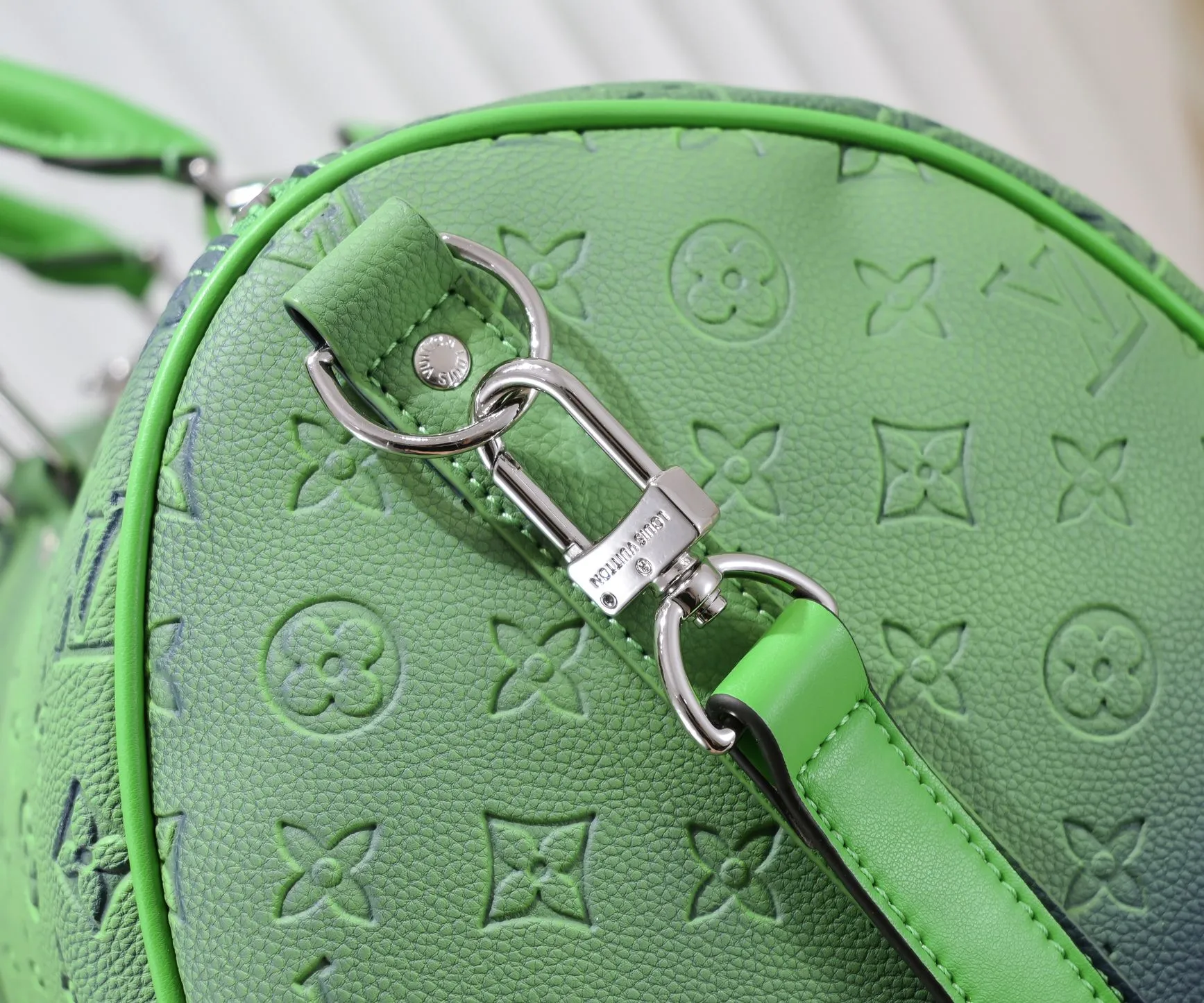 Batch 460💰Louis Vuitton launched the Keepall soft travel bag series in the 1930s. This time, it was transformed into a sophisticated design by Virgil Abloh, bursting with bright colors and high energy. The fluorescent hue of Taurillon Illusion leather gives the classic Monogram embossing a new twist. Detailed features Model number 59712 41416 50 x 29 x 23 cm (length x height x width) Taurillon leather Textile lining Cow leather trim Metal hardware Zip closure Internal zip pocket Generous capacity Removable name tag Handles: Double handles
