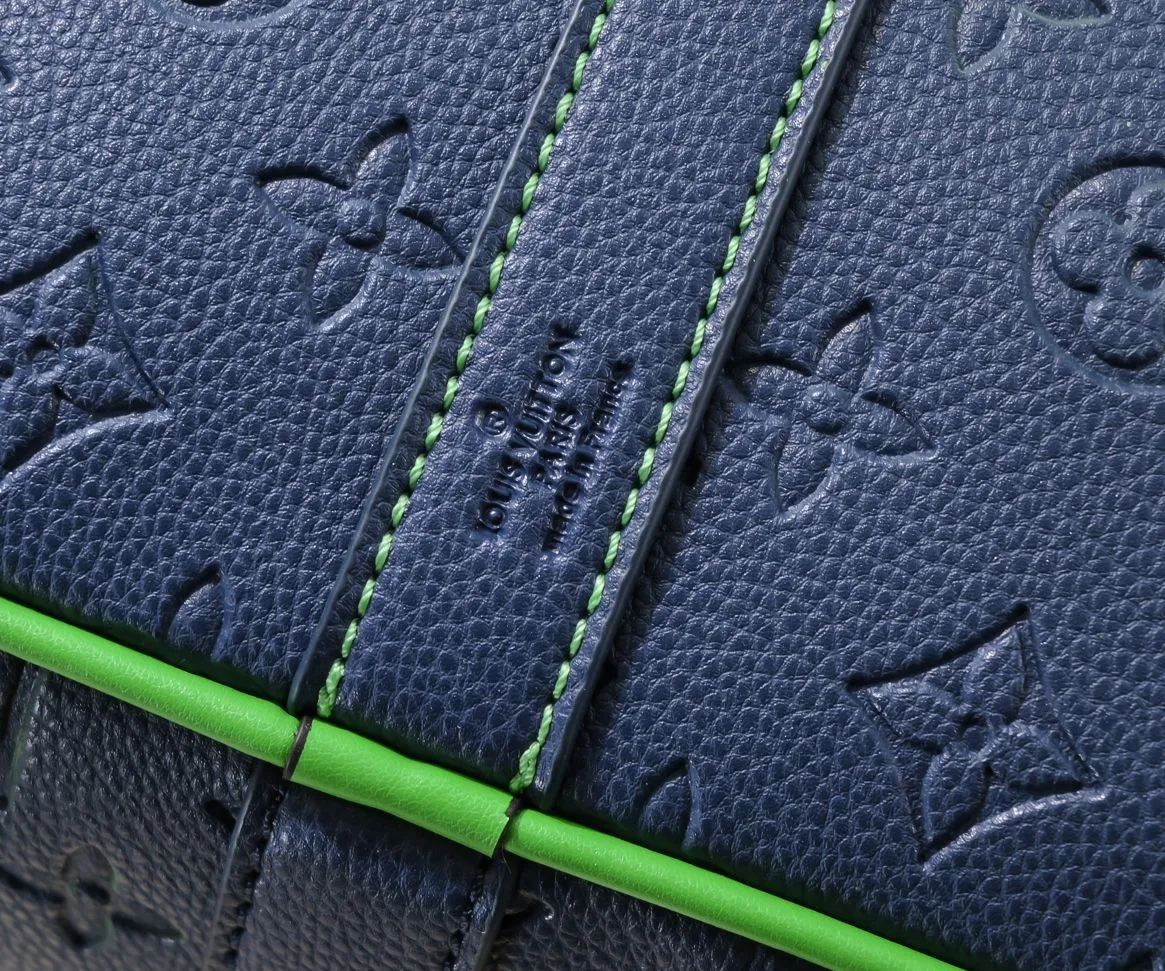 Batch 460💰Louis Vuitton launched the Keepall soft travel bag series in the 1930s. This time, it was transformed into a sophisticated design by Virgil Abloh, bursting with bright colors and high energy. The fluorescent hue of Taurillon Illusion leather gives the classic Monogram embossing a new twist. Detailed features Model number 59712 41416 50 x 29 x 23 cm (length x height x width) Taurillon leather Textile lining Cow leather trim Metal hardware Zip closure Internal zip pocket Generous capacity Removable name tag Handles: Double handles