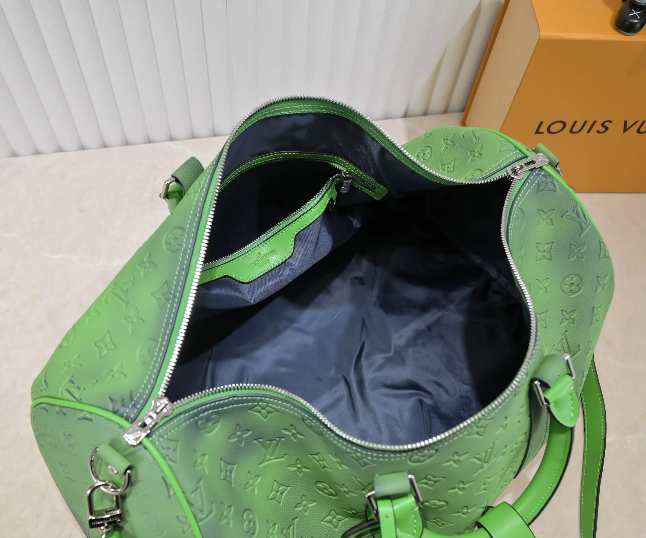 Batch 460💰Louis Vuitton launched the Keepall soft travel bag series in the 1930s. This time, it was transformed into a sophisticated design by Virgil Abloh, bursting with bright colors and high energy. The fluorescent hue of Taurillon Illusion leather gives the classic Monogram embossing a new twist. Detailed features Model number 59712 41416 50 x 29 x 23 cm (length x height x width) Taurillon leather Textile lining Cow leather trim Metal hardware Zip closure Internal zip pocket Generous capacity Removable name tag Handles: Double handles