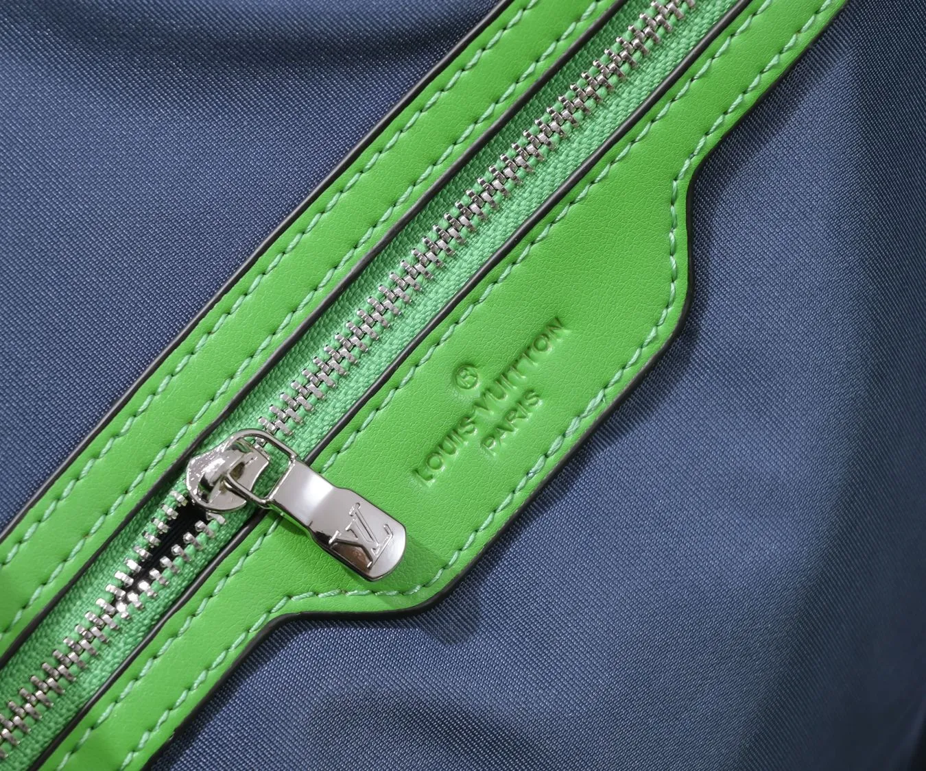 Batch 460💰Louis Vuitton launched the Keepall soft travel bag series in the 1930s. This time, it was transformed into a sophisticated design by Virgil Abloh, bursting with bright colors and high energy. The fluorescent hue of Taurillon Illusion leather gives the classic Monogram embossing a new twist. Detailed features Model number 59712 41416 50 x 29 x 23 cm (length x height x width) Taurillon leather Textile lining Cow leather trim Metal hardware Zip closure Internal zip pocket Generous capacity Removable name tag Handles: Double handles
