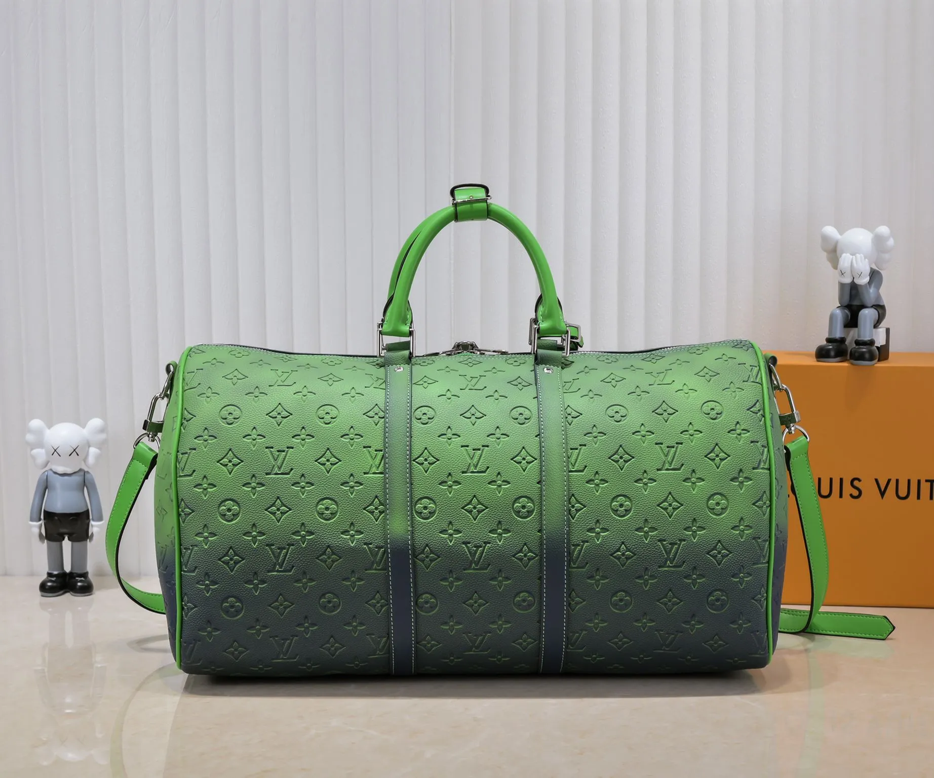 Batch 460💰Louis Vuitton launched the Keepall soft travel bag series in the 1930s. This time, it was transformed into a sophisticated design by Virgil Abloh, bursting with bright colors and high energy. The fluorescent hue of Taurillon Illusion leather gives the classic Monogram embossing a new twist. Detailed features Model number 59712 41416 50 x 29 x 23 cm (length x height x width) Taurillon leather Textile lining Cow leather trim Metal hardware Zip closure Internal zip pocket Generous capacity Removable name tag Handles: Double handles
