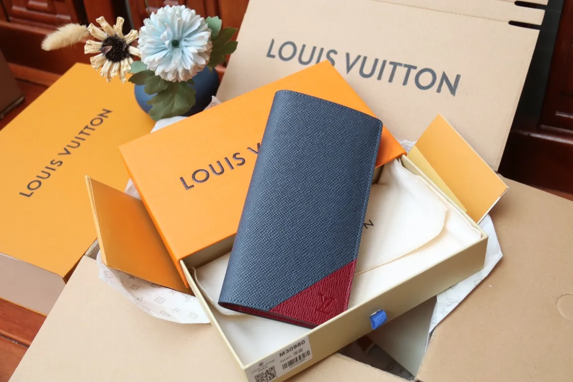 M30980 BRAZZA WALLET💰360 This Brazza wallet has the rich texture of Taïga leather, and uses inlays to express Louis Vuitton's traditional V logo. The ample space is equipped with multiple card slots and compartments to store all your daily needs. 10 x 19 x 2 cm