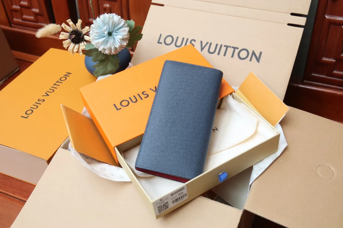 M30980 BRAZZA WALLET💰360 This Brazza wallet has the rich texture of Taïga leather, and uses inlays to express Louis Vuitton's traditional V logo. The ample space is equipped with multiple card slots and compartments to store all your daily needs. 10 x 19 x 2 cm