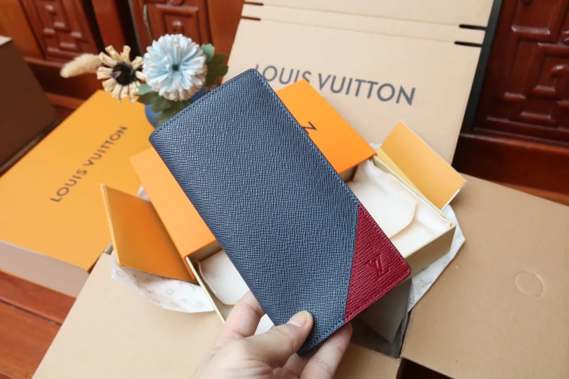 M30980 BRAZZA WALLET💰360 This Brazza wallet has the rich texture of Taïga leather, and uses inlays to express Louis Vuitton's traditional V logo. The ample space is equipped with multiple card slots and compartments to store all your daily needs. 10 x 19 x 2 cm