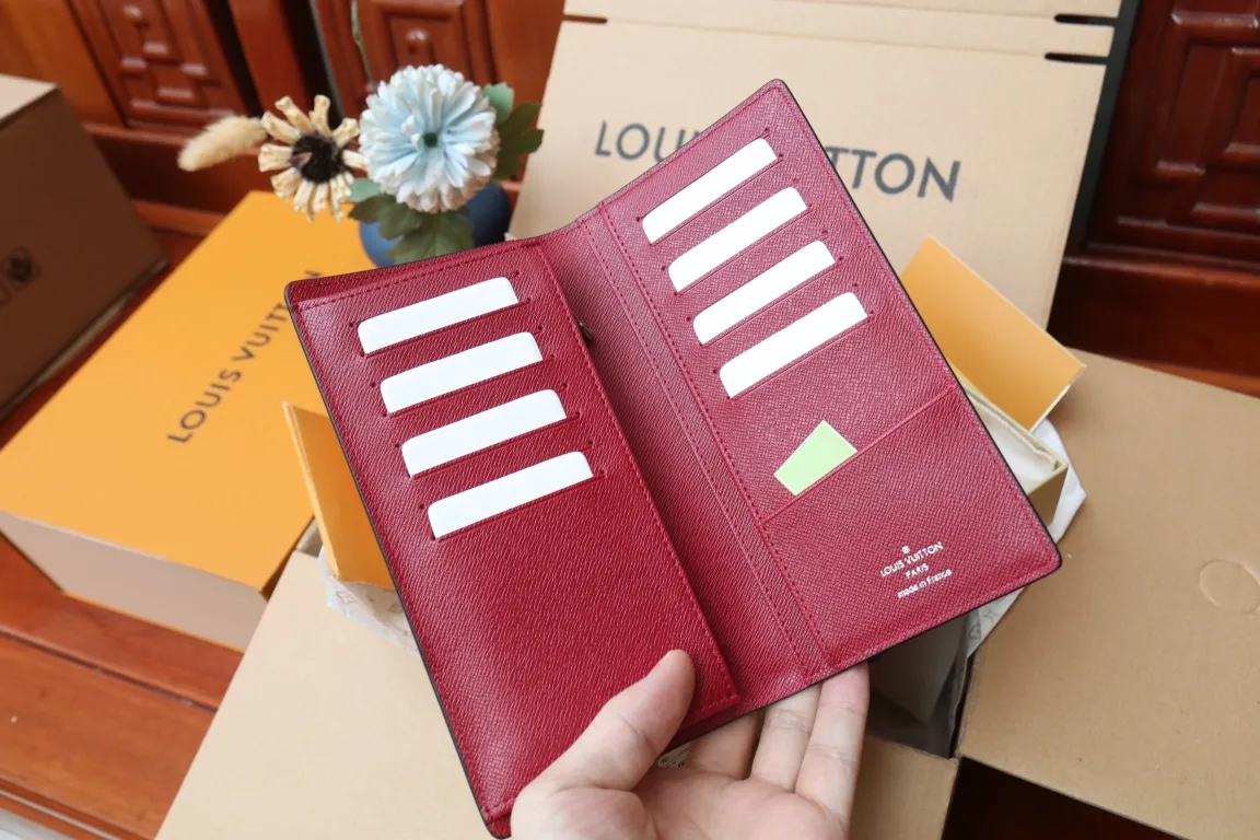 M30980 BRAZZA WALLET💰360 This Brazza wallet has the rich texture of Taïga leather, and uses inlays to express Louis Vuitton's traditional V logo. The ample space is equipped with multiple card slots and compartments to store all your daily needs. 10 x 19 x 2 cm