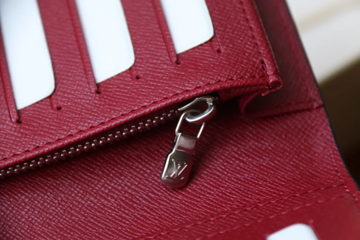 M30980 BRAZZA WALLET💰360 This Brazza wallet has the rich texture of Taïga leather, and uses inlays to express Louis Vuitton's traditional V logo. The ample space is equipped with multiple card slots and compartments to store all your daily needs. 10 x 19 x 2 cm