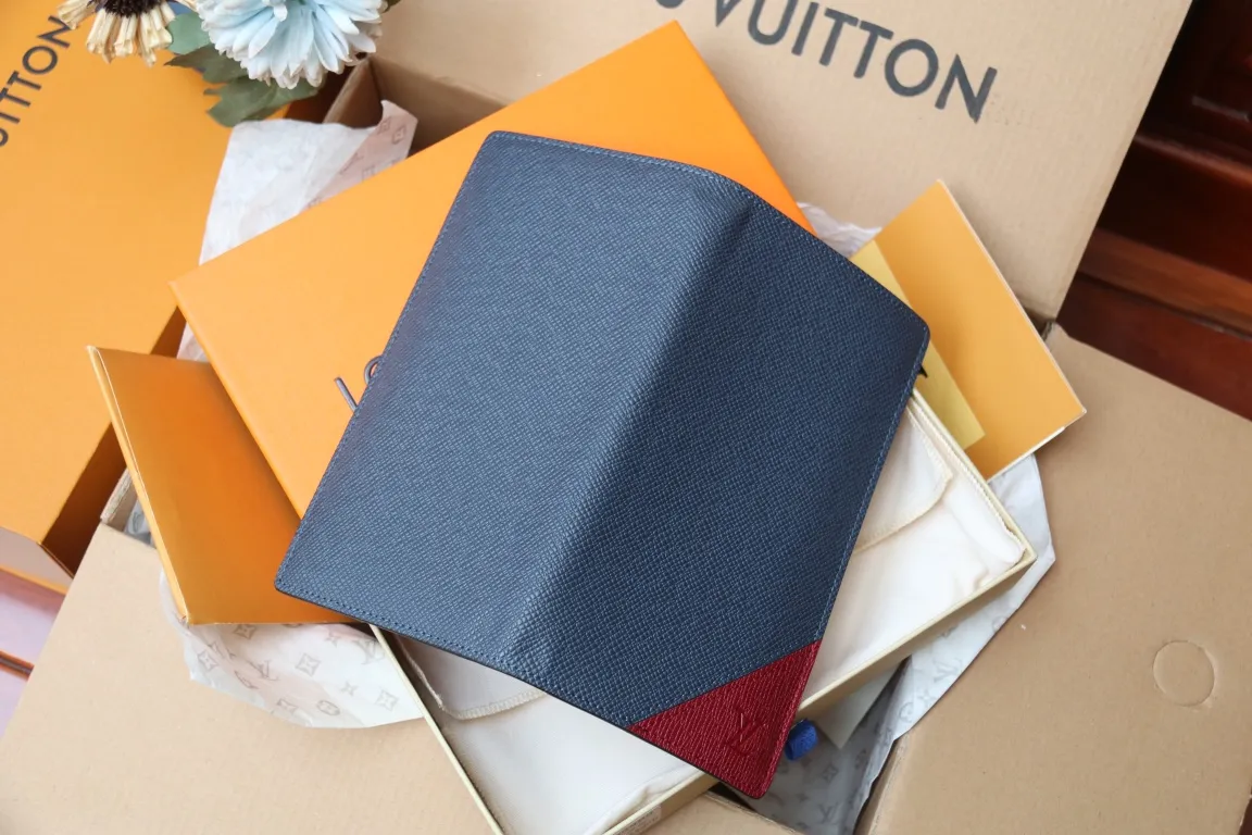 M30980 BRAZZA WALLET💰360 This Brazza wallet has the rich texture of Taïga leather, and uses inlays to express Louis Vuitton's traditional V logo. The ample space is equipped with multiple card slots and compartments to store all your daily needs. 10 x 19 x 2 cm