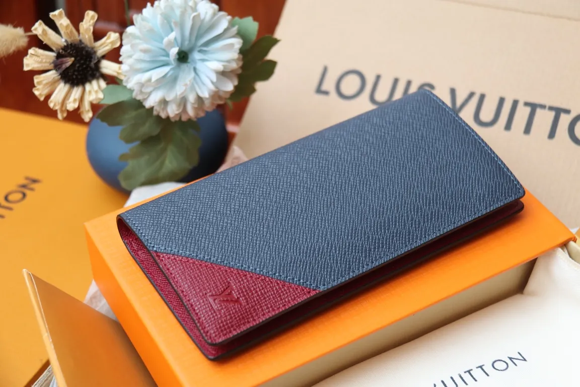 M30980 BRAZZA WALLET💰360 This Brazza wallet has the rich texture of Taïga leather, and uses inlays to express Louis Vuitton's traditional V logo. The ample space is equipped with multiple card slots and compartments to store all your daily needs. 10 x 19 x 2 cm