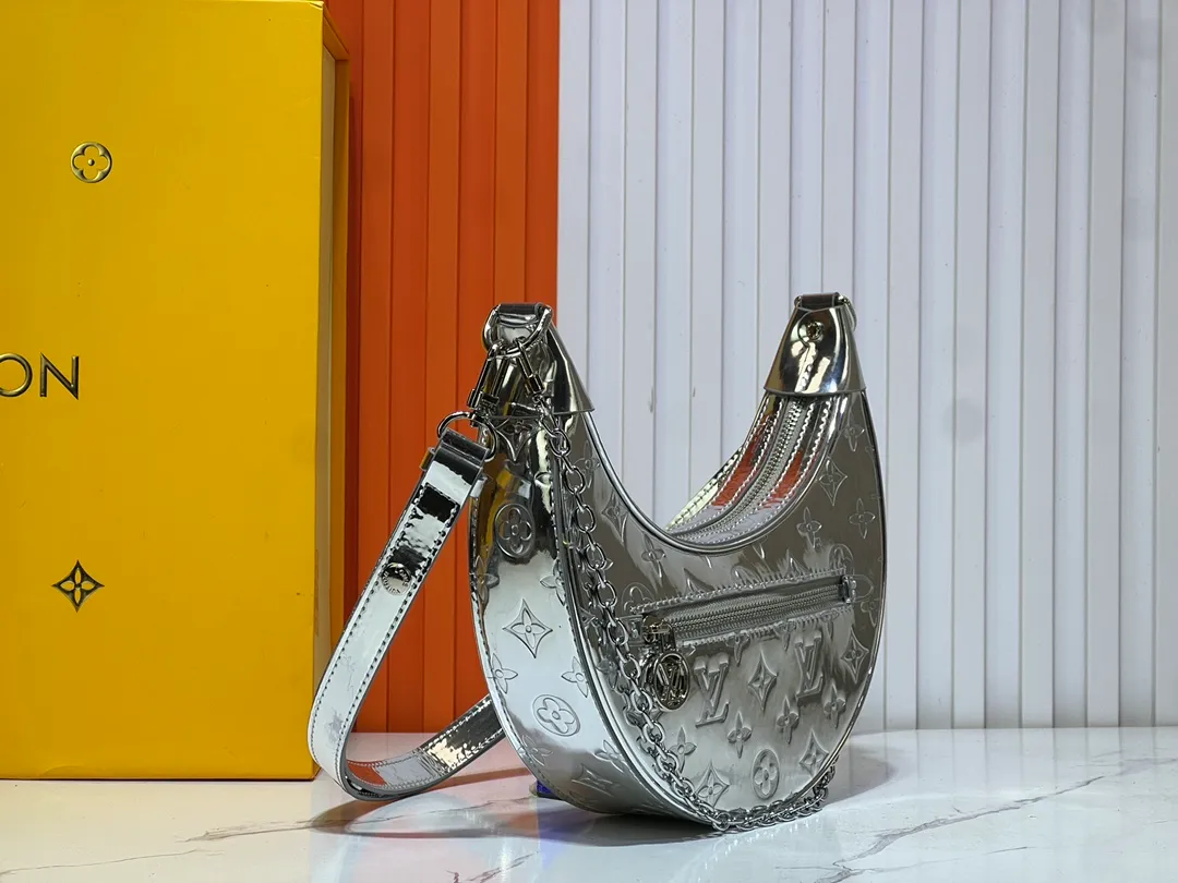 Batch 260💰Upgraded original M11833 M81098 This small Loop handbag is from the LV Ski series. It draws inspiration from the brand’s classic metal hard case in 1892, and renders the Monogram Miroir effect on the Monogram embossed coated canvas, making the traditional aesthetics reveal a retro-futuristic feel. The adjustable leather shoulder strap and chain are detachable, making it a flexible choice for storing essentials and a long wallet when traveling day or night. Dimensions: 23.0 x 13.0 x 6.0 cm (length x height x width)