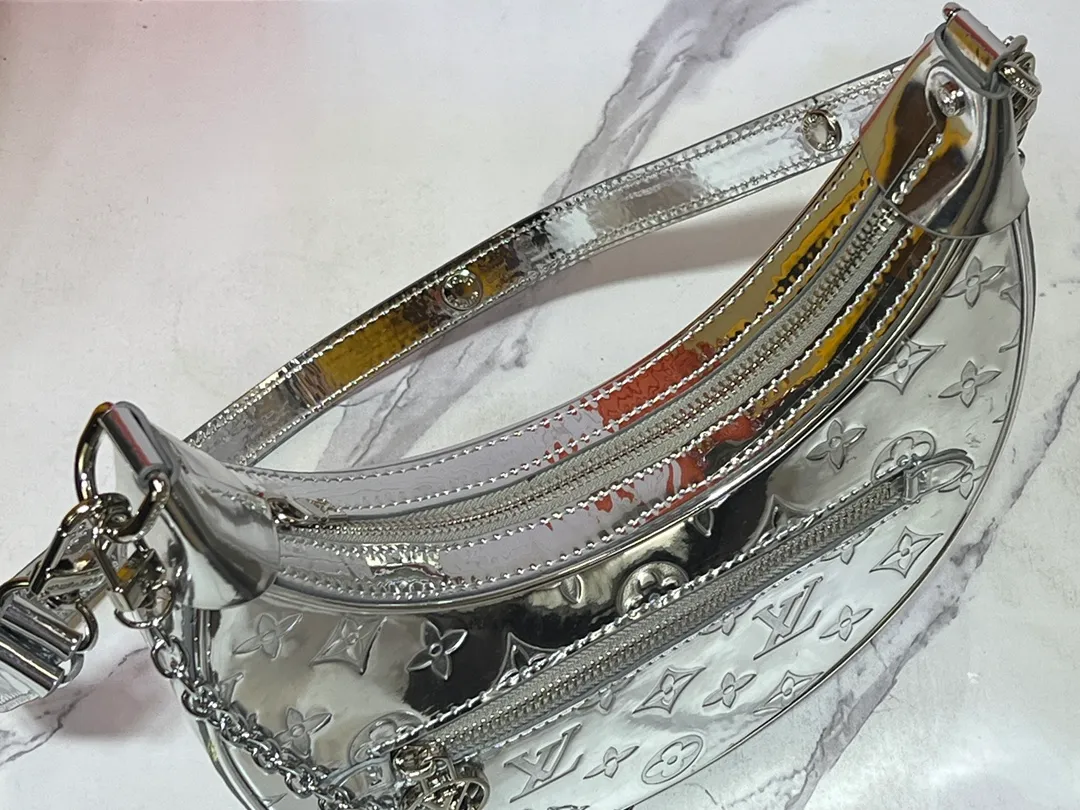 Batch 260💰Upgraded original M11833 M81098 This small Loop handbag is from the LV Ski series. It draws inspiration from the brand’s classic metal hard case in 1892, and renders the Monogram Miroir effect on the Monogram embossed coated canvas, making the traditional aesthetics reveal a retro-futuristic feel. The adjustable leather shoulder strap and chain are detachable, making it a flexible choice for storing essentials and a long wallet when traveling day or night. Dimensions: 23.0 x 13.0 x 6.0 cm (length x height x width)