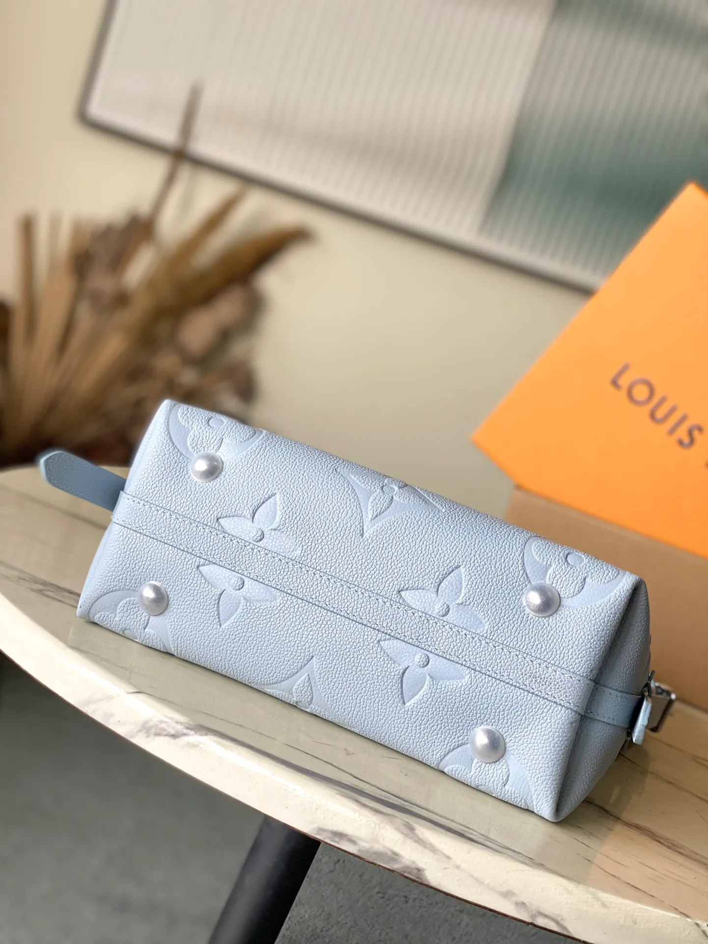 💰1080 (top layer leather) top quality original M46673 This small CarryAll handbag is made of Monogram Empreinte leather, with a soft and close-fitting structure that reveals a bright style. Gradient watercolor-style V letters and Monogram flowers add colorful details, and the detachable and adjustable shoulder strap allows for comfortable shoulder carrying. Dimensions: 29.5 × 24 × 12 cm