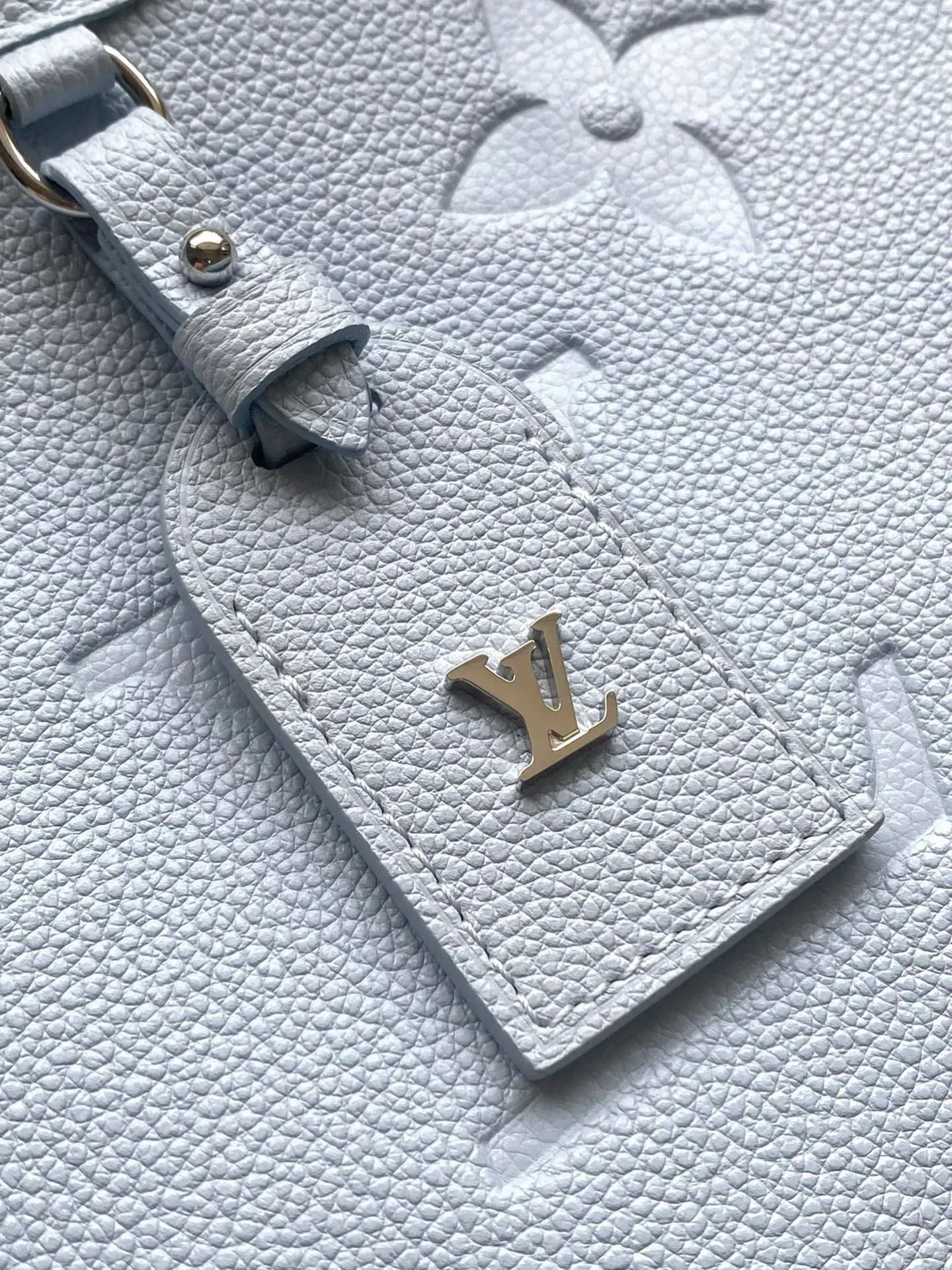 💰1080 (top layer leather) top quality original M46673 This small CarryAll handbag is made of Monogram Empreinte leather, with a soft and close-fitting structure that reveals a bright style. Gradient watercolor-style V letters and Monogram flowers add colorful details, and the detachable and adjustable shoulder strap allows for comfortable shoulder carrying. Dimensions: 29.5 × 24 × 12 cm