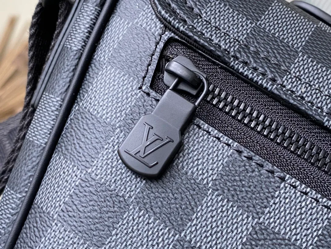 💰1000 Top Original M46685 Black Check Montsouris messenger bag is made of Monogram Eclipse canvas, with a modern configuration and ample space. Pockets and compartments provide easy access to everything you need on the go, and the fabric shoulder straps and archive buckle add to the brand's style. Dimensions: 34 x 19 x 11 cm