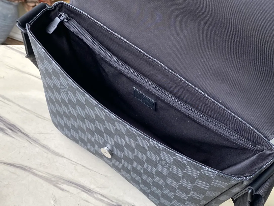 💰1000 Top Original M46685 Black Check Montsouris messenger bag is made of Monogram Eclipse canvas, with a modern configuration and ample space. Pockets and compartments provide easy access to everything you need on the go, and the fabric shoulder straps and archive buckle add to the brand's style. Dimensions: 34 x 19 x 11 cm