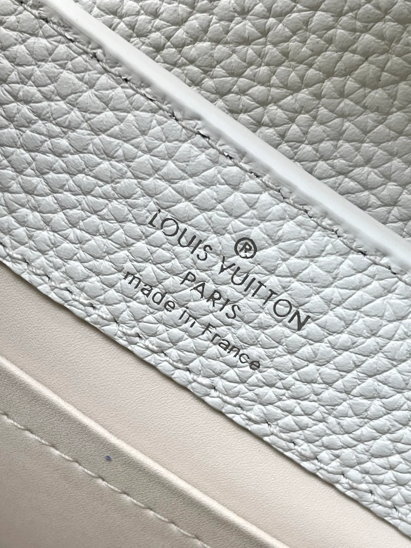 💰2700 "Special Grade Original Leather" M25934 White Mini As part of the "Extraordinary Series", this Capni mini bag has been redesigned with exquisite embroidery technology. It's made from calfskin and embellished with shimmering sequins in a romantic floral pattern and finished with gold-toned hardware. The backpack design provides a separated interior space and features the iconic LV initials as a tribute to the brand's exquisite craftsmanship. Dimensions: 21 x 13.6 x 8cm