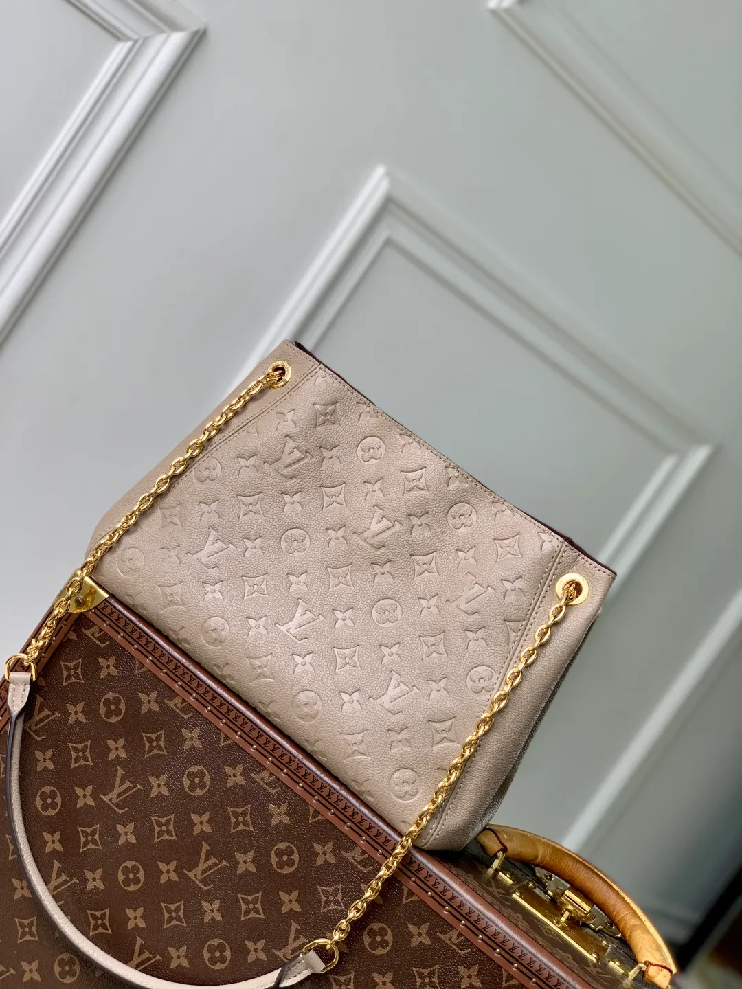💰1140 (top layer leather) top original single M14414 gray This Anytime PM is taken from the Promenade handbag launched by the brand in 1988. It is an exquisite handbag suitable for day and night. The design is made of Monogram Empreinte leather and is embellished with the classic LV padlock, which can be buckled on the chain strap, giving it a modern feel. The bag is spacious enough to store daily essentials and can be carried in a variety of ways. 34 x 20 x 13 cm (length x height x width)