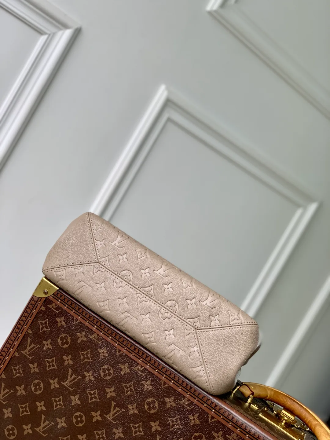 💰1140 (top layer leather) top original single M14414 gray This Anytime PM is taken from the Promenade handbag launched by the brand in 1988. It is an exquisite handbag suitable for day and night. The design is made of Monogram Empreinte leather and is embellished with the classic LV padlock, which can be buckled on the chain strap, giving it a modern feel. The bag is spacious enough to store daily essentials and can be carried in a variety of ways. 34 x 20 x 13 cm (length x height x width)