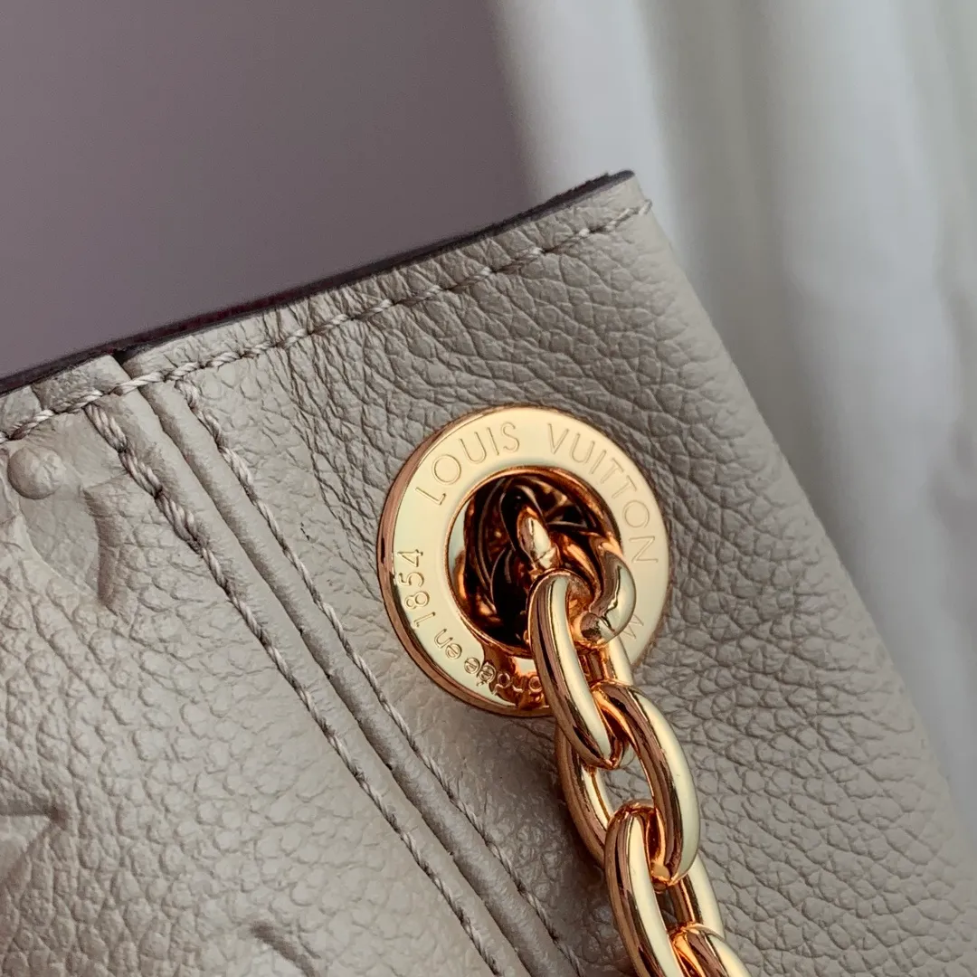 💰1140 (top layer leather) top original single M14414 gray This Anytime PM is taken from the Promenade handbag launched by the brand in 1988. It is an exquisite handbag suitable for day and night. The design is made of Monogram Empreinte leather and is embellished with the classic LV padlock, which can be buckled on the chain strap, giving it a modern feel. The bag is spacious enough to store daily essentials and can be carried in a variety of ways. 34 x 20 x 13 cm (length x height x width)