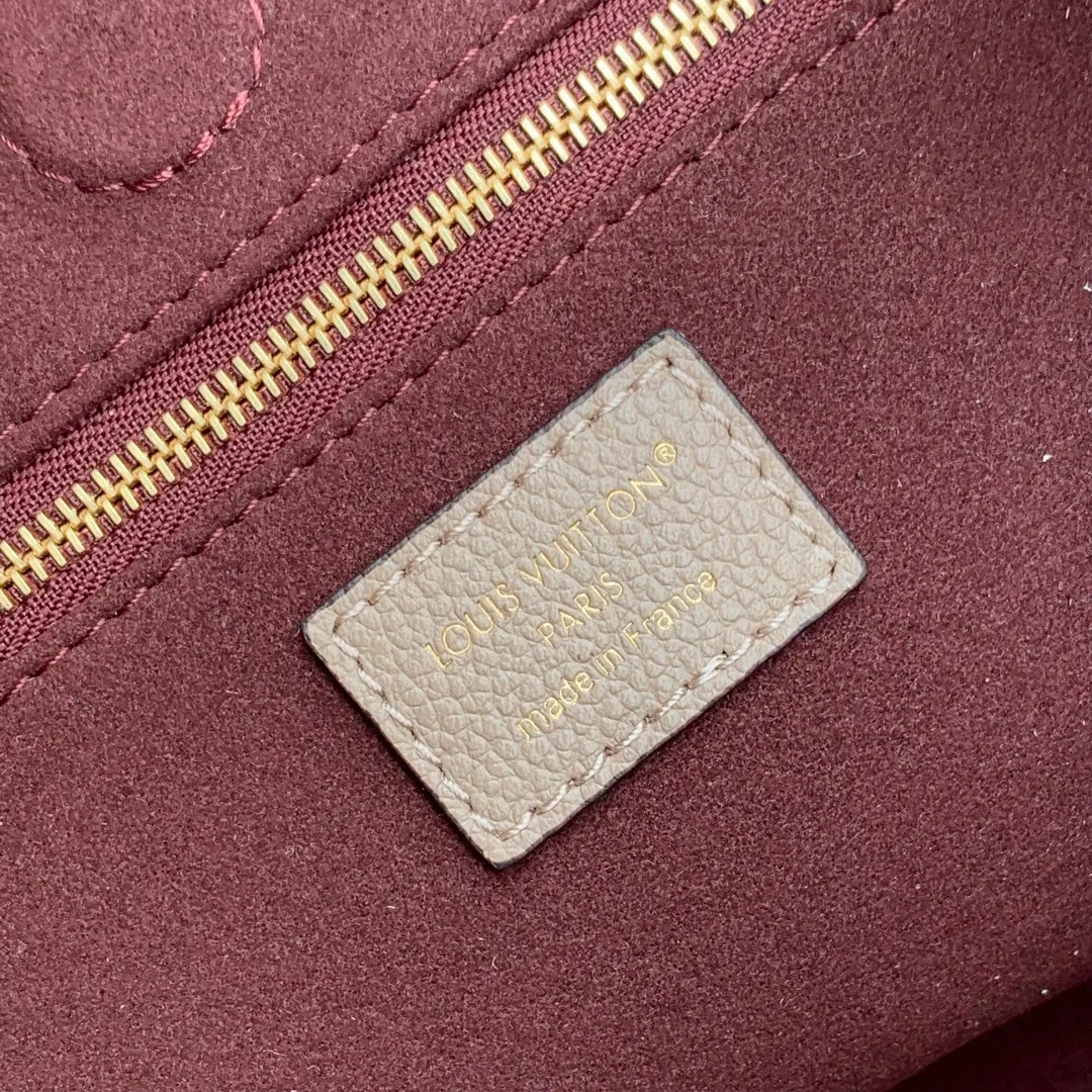 💰1140 (top layer leather) top original single M14414 gray This Anytime PM is taken from the Promenade handbag launched by the brand in 1988. It is an exquisite handbag suitable for day and night. The design is made of Monogram Empreinte leather and is embellished with the classic LV padlock, which can be buckled on the chain strap, giving it a modern feel. The bag is spacious enough to store daily essentials and can be carried in a variety of ways. 34 x 20 x 13 cm (length x height x width)