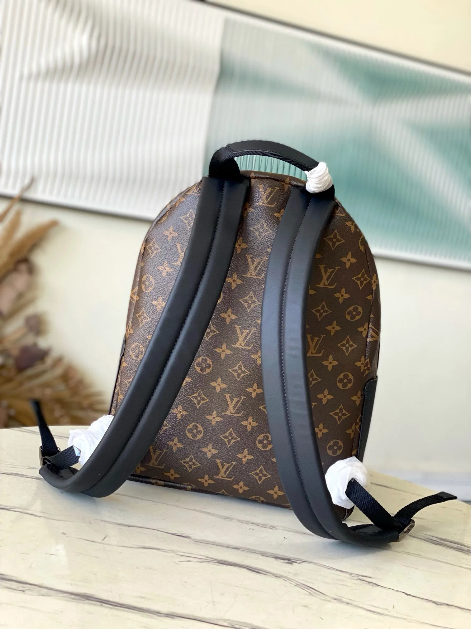 💰960 Top Original M22558 Presbyopia This Discovery small backpack is made of Monogram Eclipse canvas and continues its flexible functionality in a more compact configuration. Exterior pockets, zippered front pockets, and open side pockets provide easy access, while interior pockets keep things organized. Dimensions: 29 x 38 x 20 cm